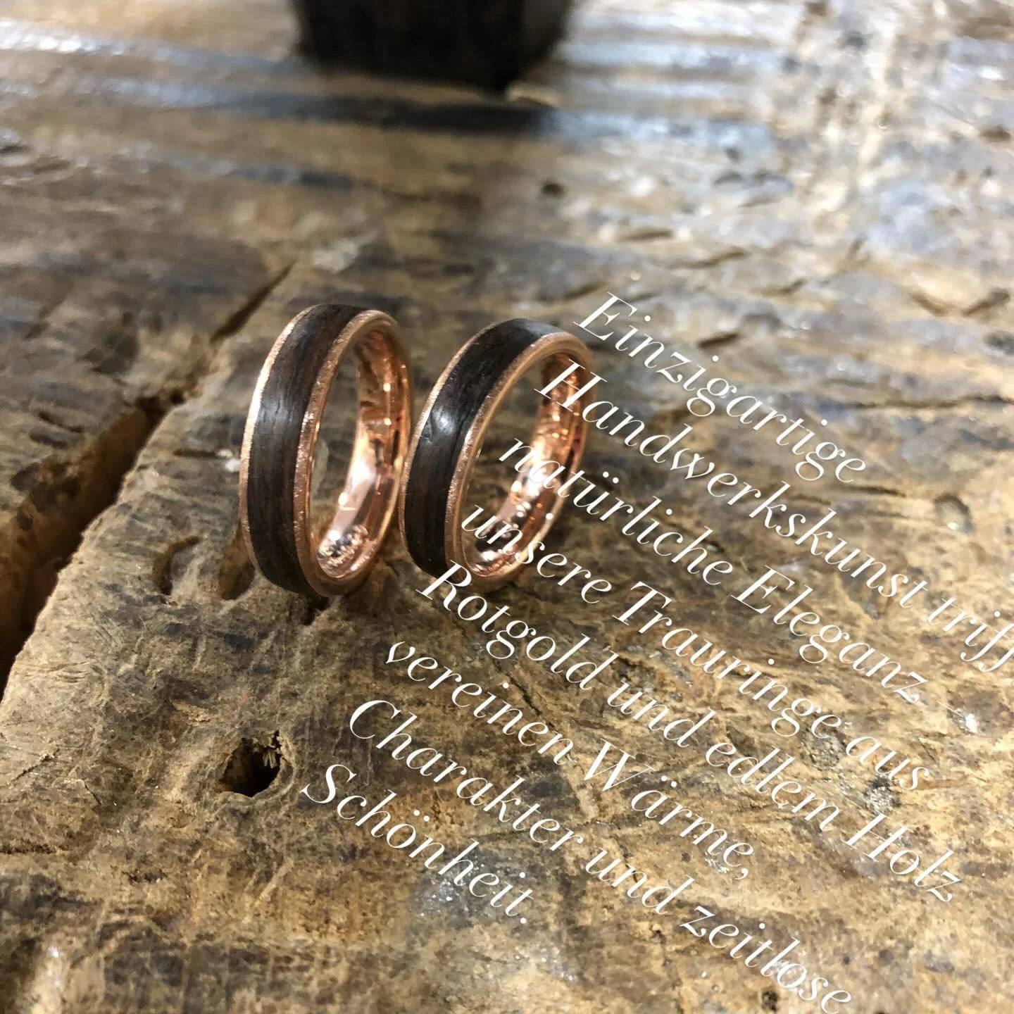 Jedes Paar wird in unserer Goldschmiede individuell angefertigt, mit Liebe zum Detail und h&ouml;chster Pr&auml;zision. Das Zusammenspiel von gl&auml;nzendem Rotgold und nat&uuml;rlicher Holzstruktur macht jeden Ring zu einem echten Unikat &ndash; so