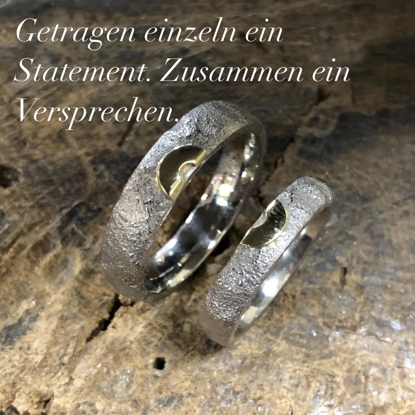 Zwei Ringe, ein Kreis, eine Verbindung.
Diese au&szlig;ergew&ouml;hnlichen Wei&szlig;gold-Trauringe vereinen zeitlose Eleganz mit moderner Symbolkraft. In ihrer Mitte verbindet ein geteilter Gelbgoldkreis beide Schmuckst&uuml;cke &ndash; jede H&auml;