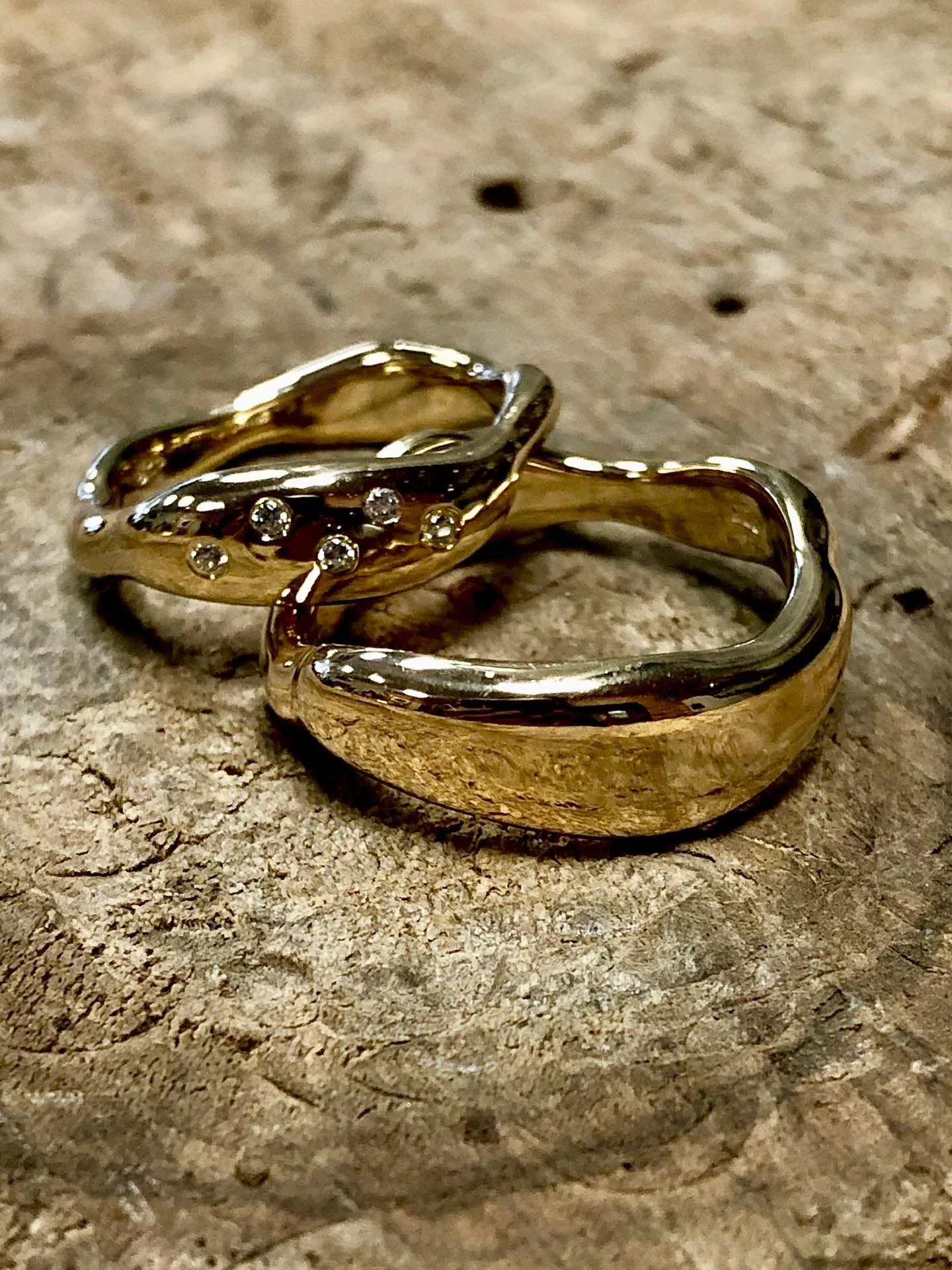 Zwei Ringe, die nicht einfach nur gl&auml;nzen sondern flie&szlig;en.

Diese beiden Ringe begeistern mit ihrer organischen, geschwungenen Form und brechen bewusst die klassische Line traditioneller Trauringe. Mit viel Liebe zum Detail von Hand gefert