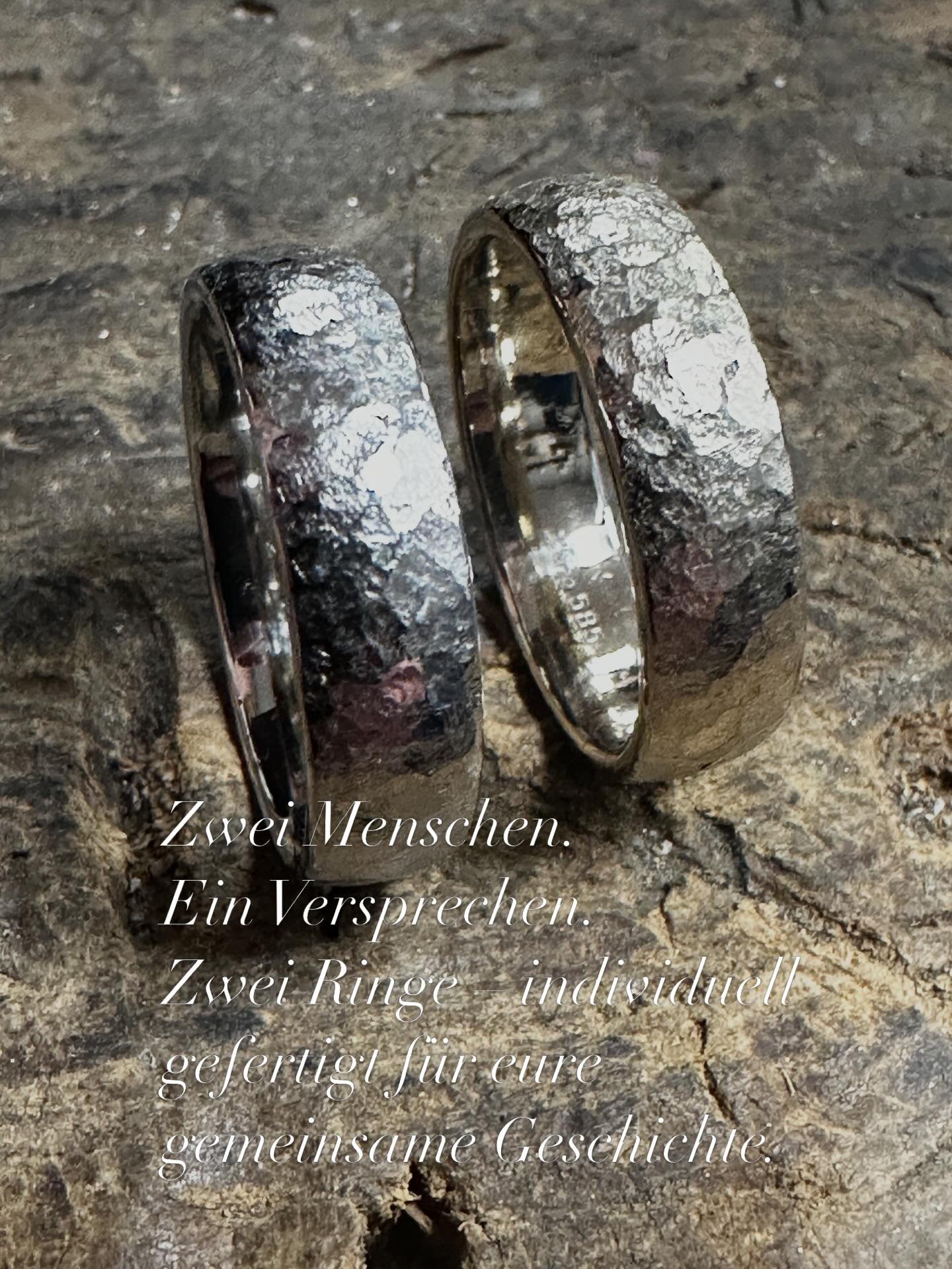 Individuelle Trauringe aus Meisterhand.
Die feine Hammerschlag-Struktur verleiht jedem Ring eine lebendige Oberfl&auml;che und eine ganz eigene Pers&ouml;nlichkeit.

Handgefertigt. Pers&ouml;nlich. F&uuml;r die Ewigkeit geschaffen.

#Goldschmiedekuns