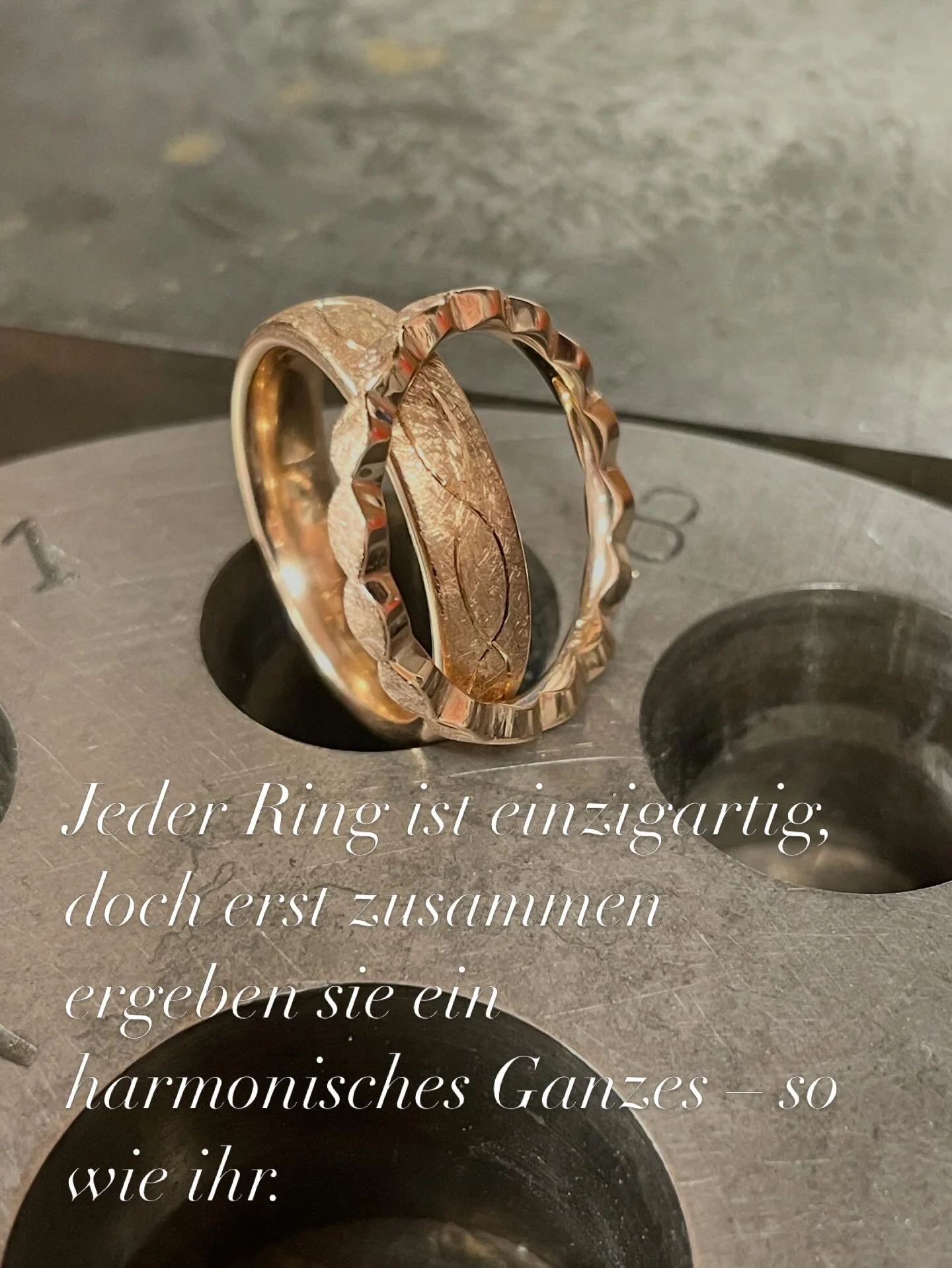 Zarte Handwerkskunst trifft auf zeitlose Symbolik &ndash; zwei Ringe, ein gemeinsames Muster. Diese handgearbeiteten Trauringe aus edlem Ros&eacute;gold wurden in unserer Goldschmiede mit Liebe zum Detail gefertigt.

Jeder Ring ist einzigartig, doch 