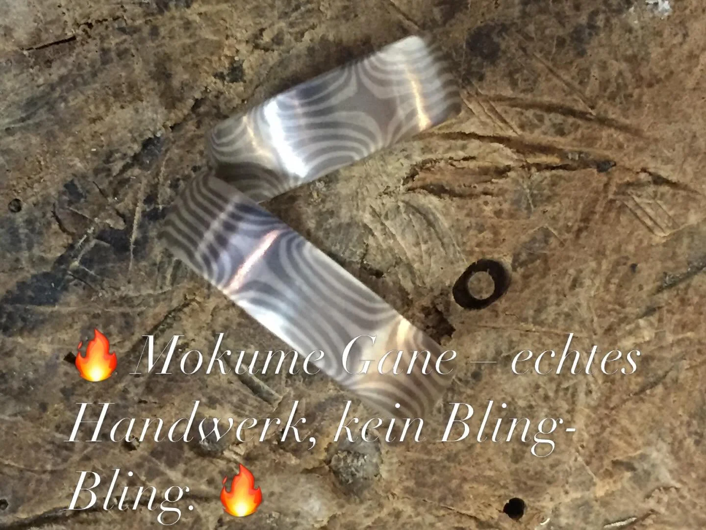 Mokume Gane Silber Palladium.
 
Hier wird nicht gegossen, hier wird geschmiedet.
Schicht f&uuml;r Schicht verbinden wir edle Metalle zu Mustern, die kein Computer der Welt nachbauen kann.
Jedes Ringpaar ist ein Unikat, gemacht mit Feuer, Kraft und Pr