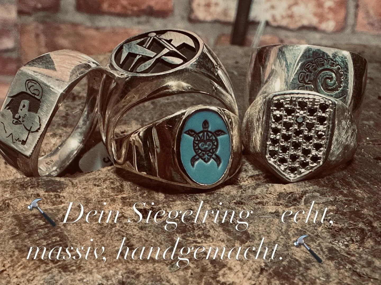 Hier wird geschmiedet.
Ob Silber oder Gold, wir machen deinen Siegelring nach Ma&szlig;, mit Feuer, Herz und Handarbeit.

Here, we forge.
Whether in silver or gold, we craft your signet ring to measure &mdash; with fire, heart, and true handwork.
Eac