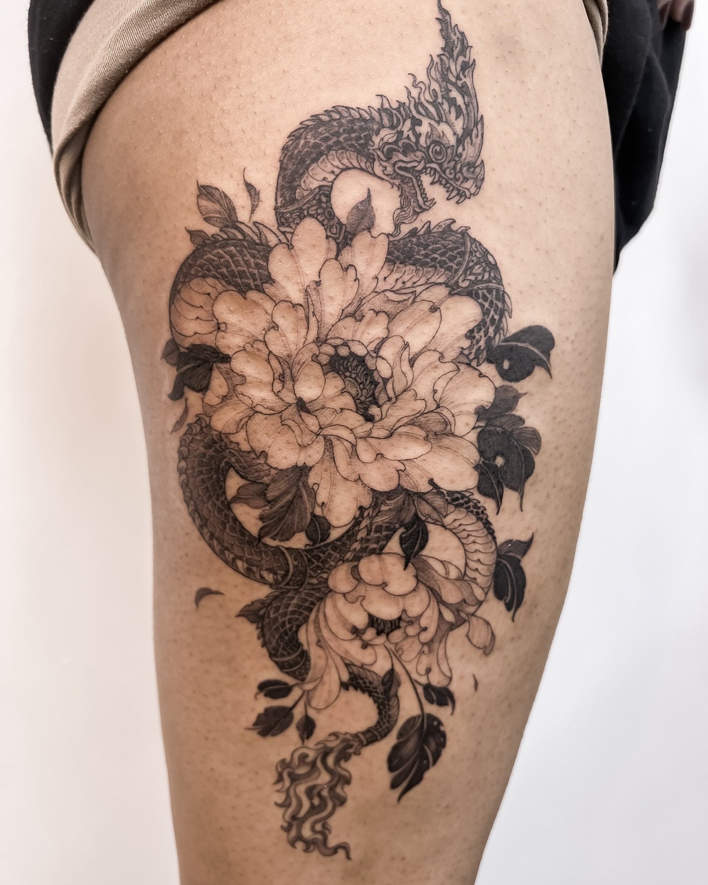 Big Naga goddess with peonies.
A custom and a personal tattoo for the lovely Lailaa.
..
.
.
.
.
#medussatattoostudio
#fernandonunestattooist #dotworktattoo #dotwork #juniorartist #blackwork #blackworktattoo #lineworktattoo #linework #girlswithtattoos