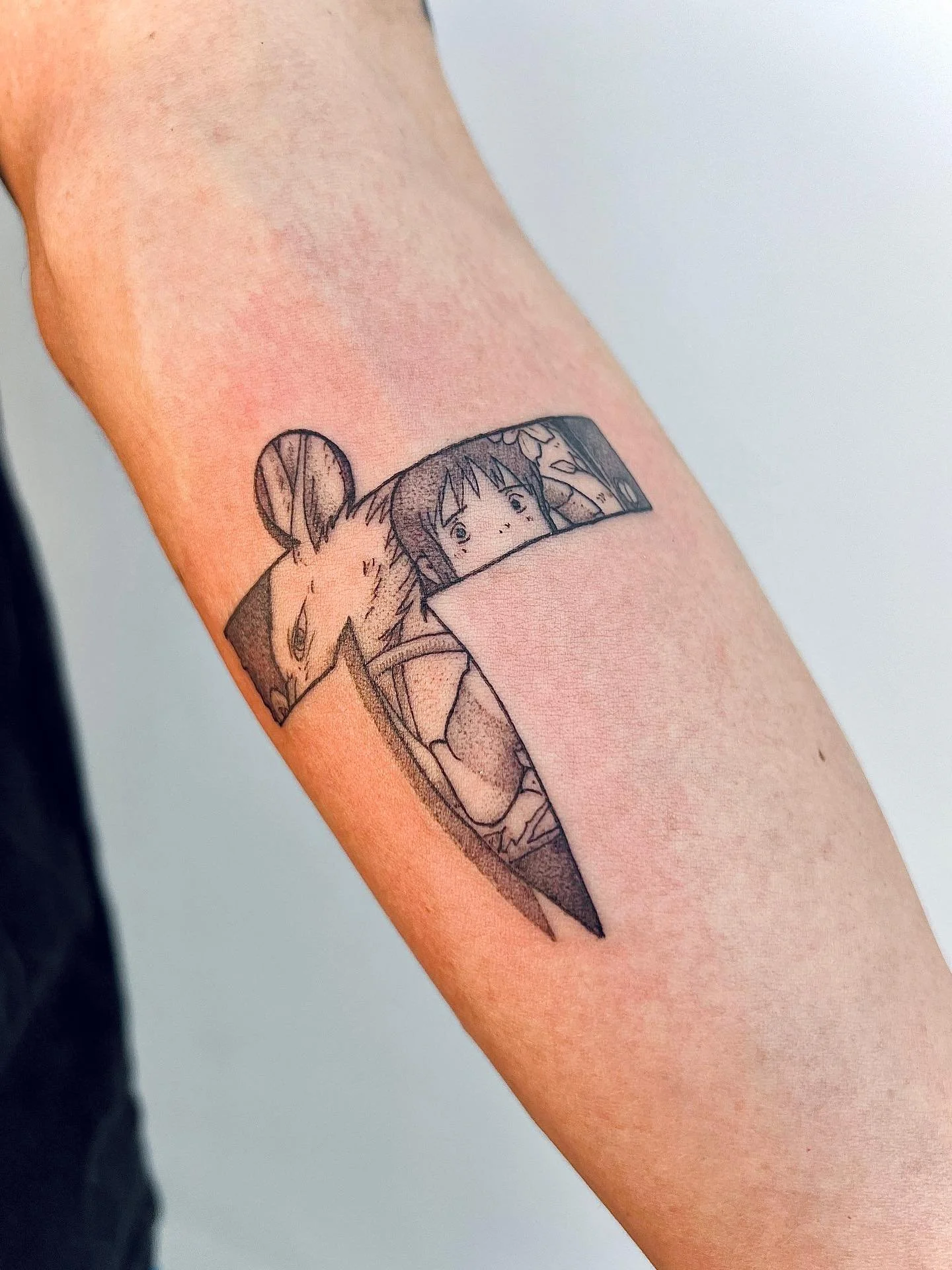 Look at this cool black and grey, spirited away design @fernandonunestattooist did during manga week. We&rsquo;re gonna keep posting our highlights of the week so be on the look out. :)

#medussatattoostudio
#medussatattoostudiolondon
#fernandonunest