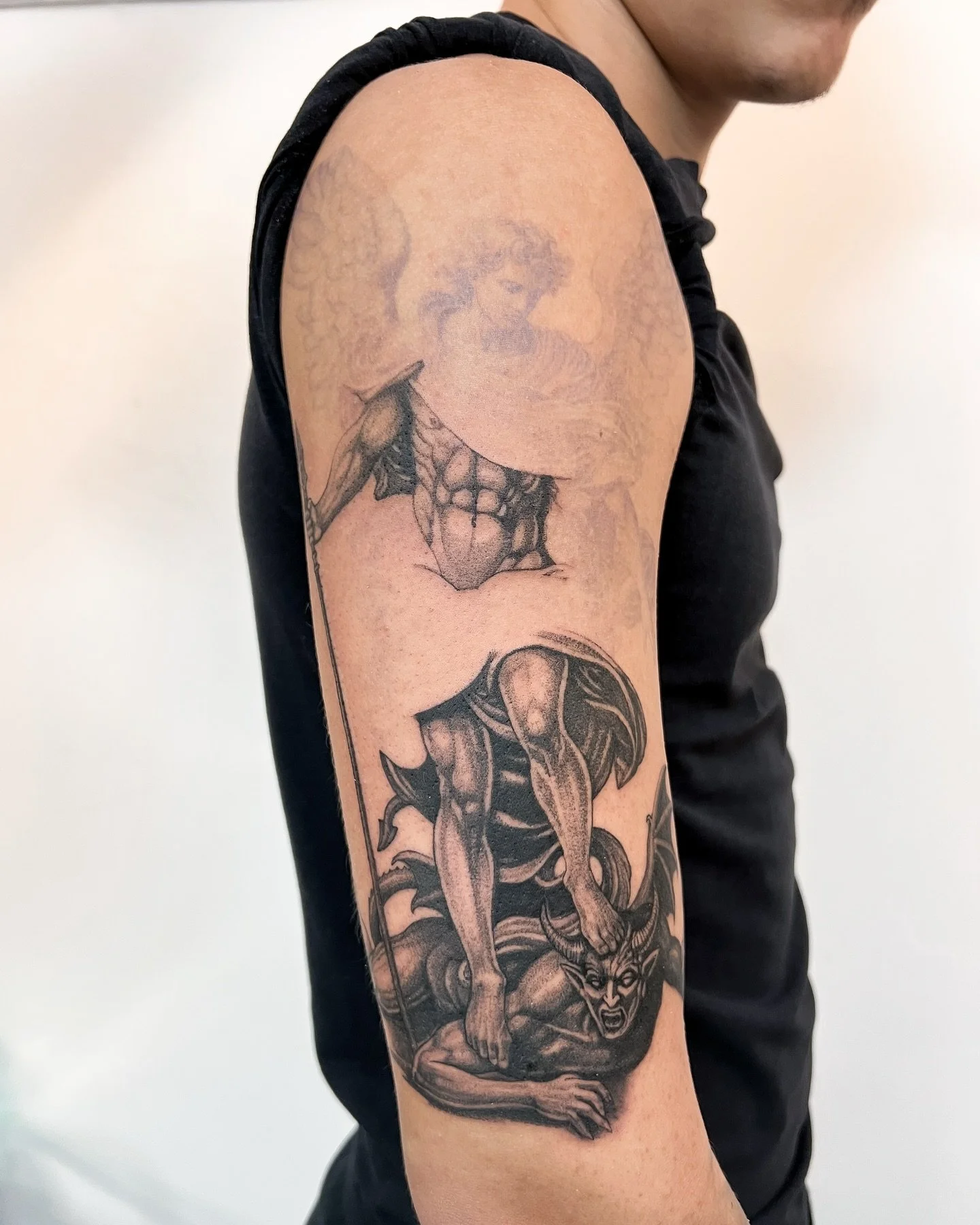 Back to big projects
Big shoulder piece in progress.
So many details to define the anatomy and the mood of the piece. 
&hellip;
.
#medussatattoostudio
#medussatattoostudiolondon
#fernandonunestattooist #dotworktattoo  #blackworktattoo #lineworktattoo