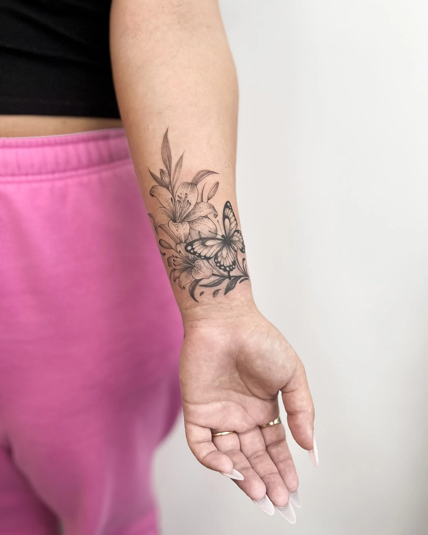 Lily and butterfly 🦋 
&bull;
&bull;
&bull;
&bull;
&bull;
&bull;
&bull;
&bull;
&bull;
&bull;
#medussa_tattoostudio #fernandonunestattooist #tattoo #ink #medussatattoostudio #medusa #tattooshop #tattoostudio #tattoolondon #claphamjunction #tattoolife 