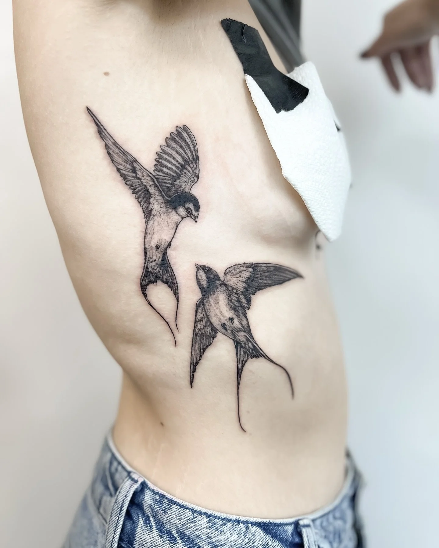 Swallow birds flying around the ribs.
..
.
#medussatattoostudiolondon
#fernandonunestattooist #dotworktattoo  #blackworktattoo #lineworktattoo #linework #girlswithtattoos #guyswithtattoos #tattoo #insta_blackwork #inkedgirls  #uktta #tattooshop  #bla