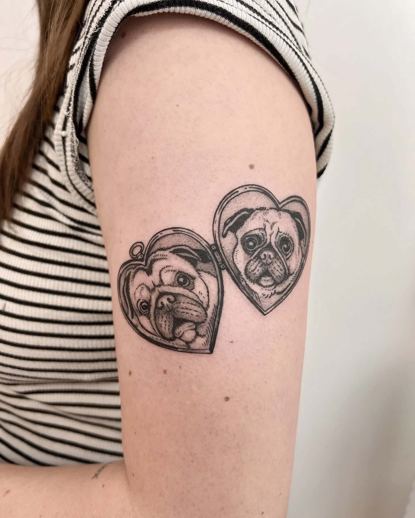 Art imitates life, these pugs look so precious in this black and grey locket design done by @fernandonunestattooist 

#medussatattoostudiolondon
#fernandonunestattooist #dotworktattoo  #blackworktattoo #lineworktattoo #linework #girlswithtattoos #guy