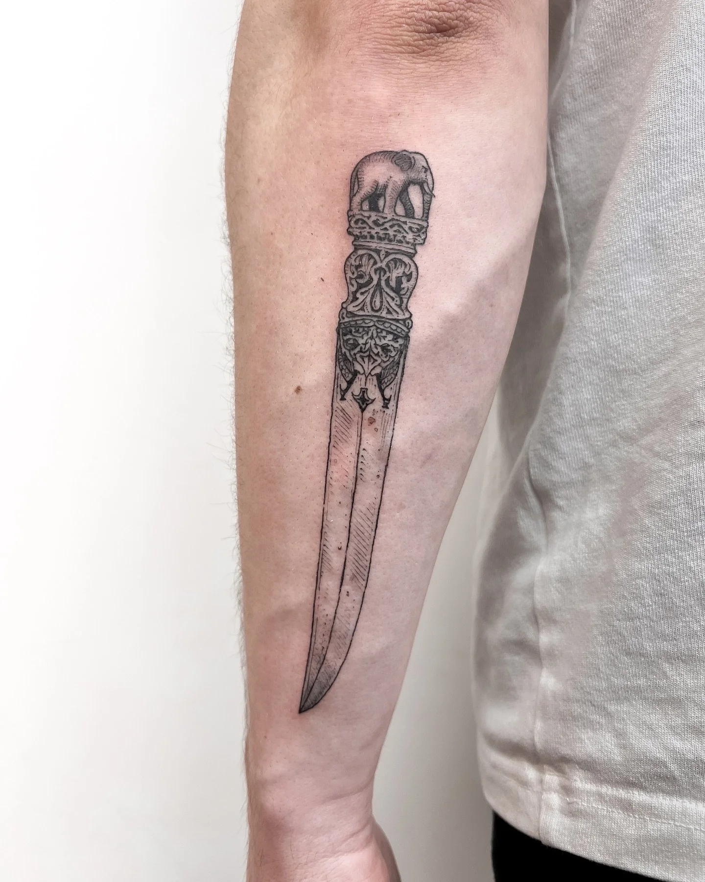 Engraved open letter line work.
..
.
#medussatattoostudiolondon
#fernandonunestattooist #dotworktattoo  #blackworktattoo #lineworktattoo #linework #girlswithtattoos #guyswithtattoos #tattoo #insta_blackwork #inkedgirls  #uktta #tattooshop  #blacktatt
