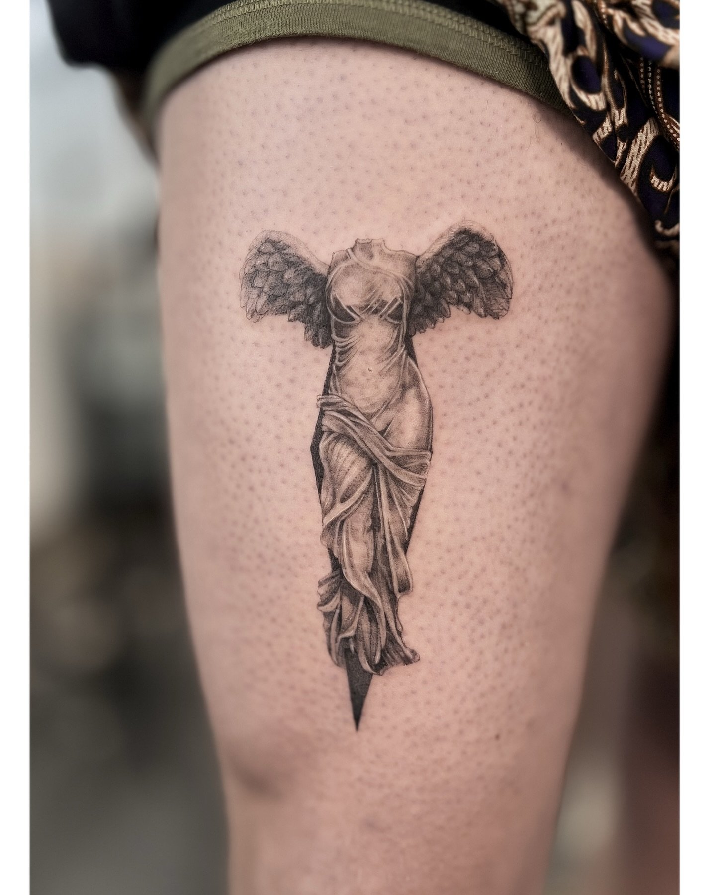 Victory of Somathrace
From the lines references to this final piece take some really good study to achieve my cliente request. More sensual and feminine version of the original.
I put my personal style and build it from scratch to this final piece. R