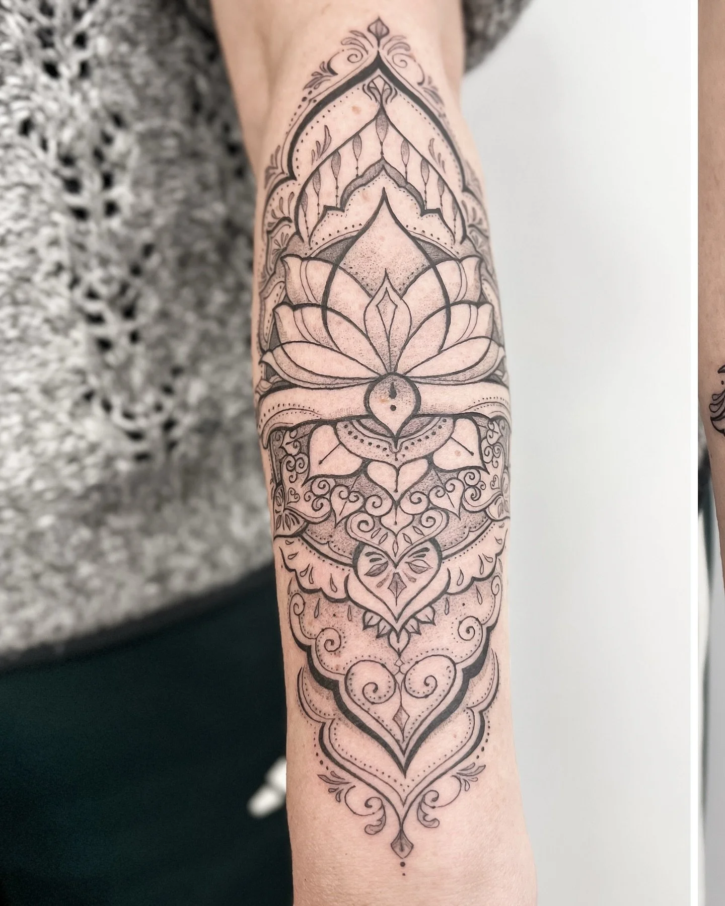 Mandala is a perfect symmetry and balance between lines and shapes. Holding many different subjects in a unique piece.
@fernandonunestattooist 
..
.
.
#fernandonunestattooist#medussatattoostudiolondon
#medussatattoostudio 
#fernandonunestattooist #bl