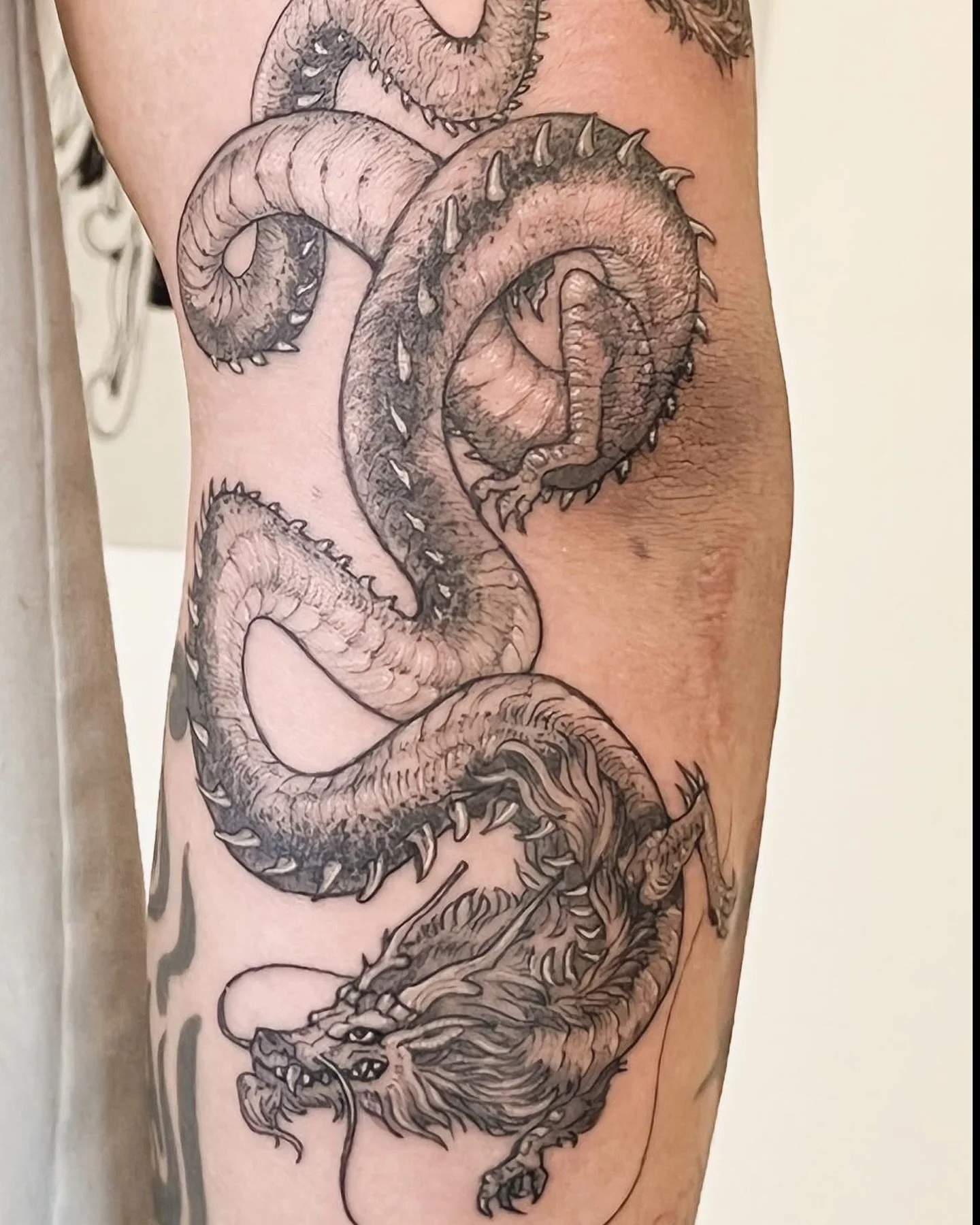 Detailed dragon 🐉 
..
.
.
#fernandonunestattooist#medussatattoostudiolondon
#medussatattoostudio 
#fernandonunestattooist #blackworktattoo #lineworktattoo #linework #girlswithtattoos #guyswithtattoos #tattoo #insta_blackwork #inkedgirls  #uktta #tat