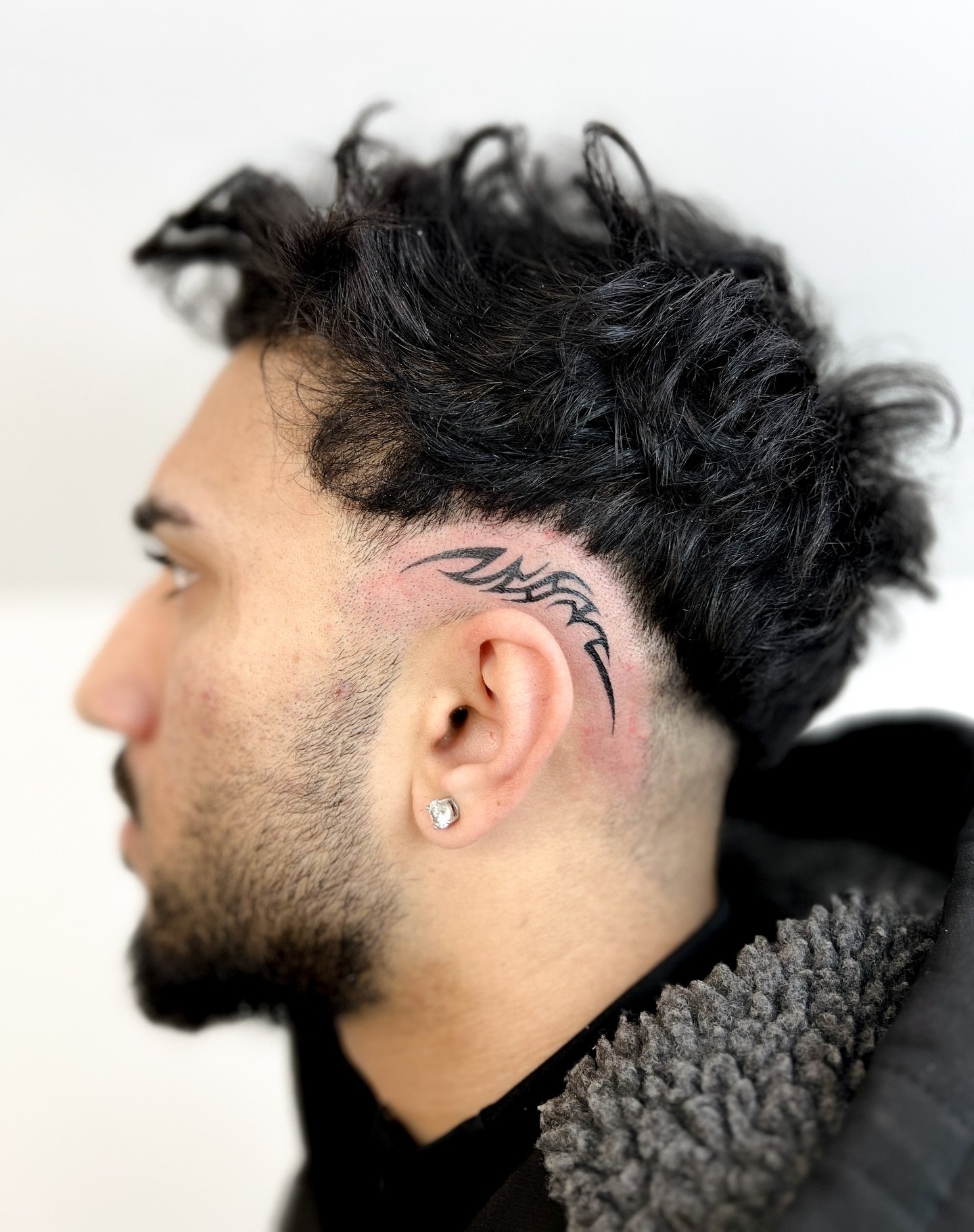 Tribal tattoo on the side of the head
&bull;
&bull;
&bull;
&bull;
&bull;
&bull;
&bull;
&bull;
&bull;
&bull;
&bull;
#fernandonunestattooist #medussatattoostudio #tattoo #fernandonunestattooist #tattoo #tattoolines #tattooartist #tattooart #instatattoo