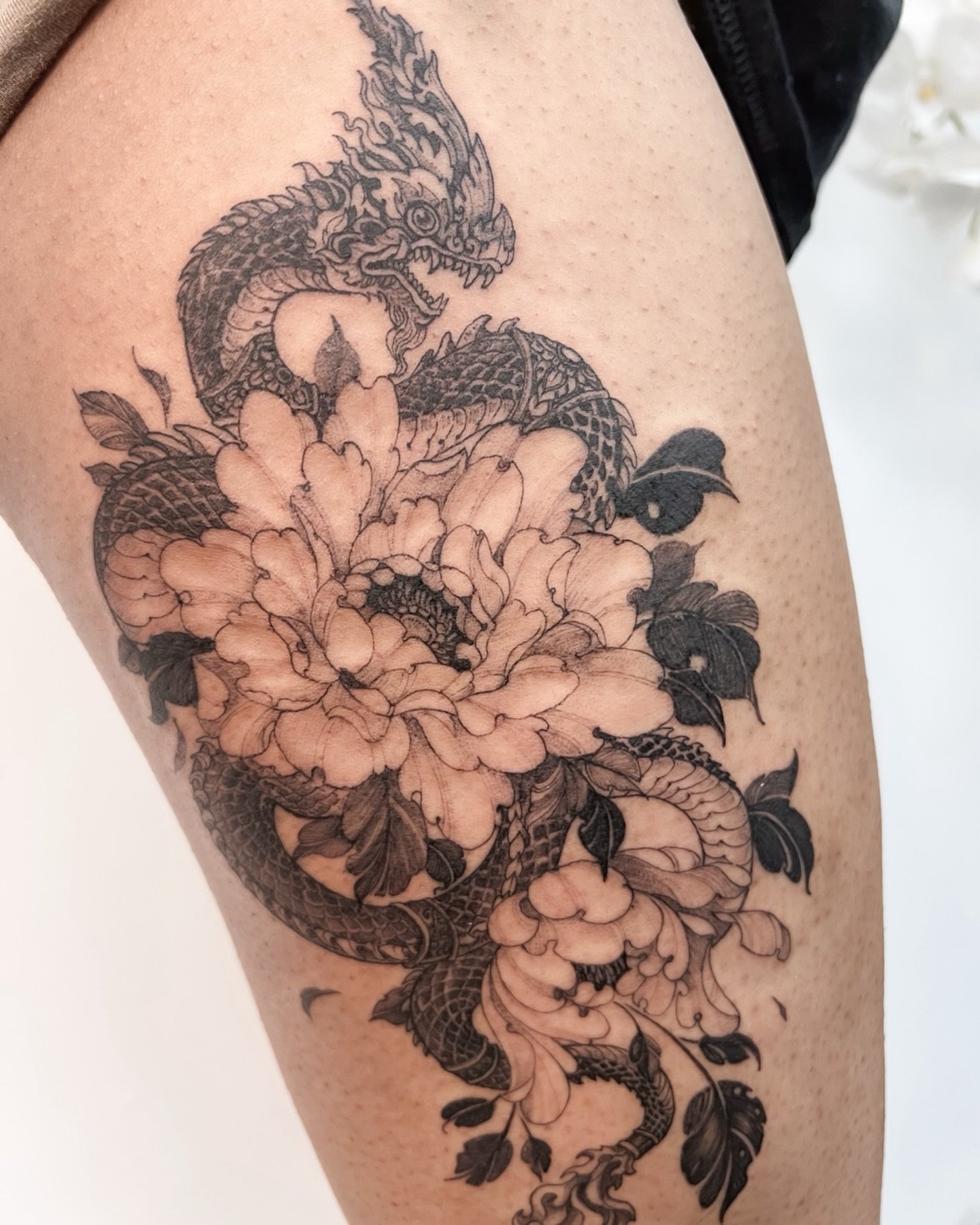 Throwback post to this gorgeous black and grey line work thigh piece. Crazy details, creative imagery and incredible placement what more could you want, tattooed by @fernandonunestattooist , whose books are open btw DM him or the studio if interested