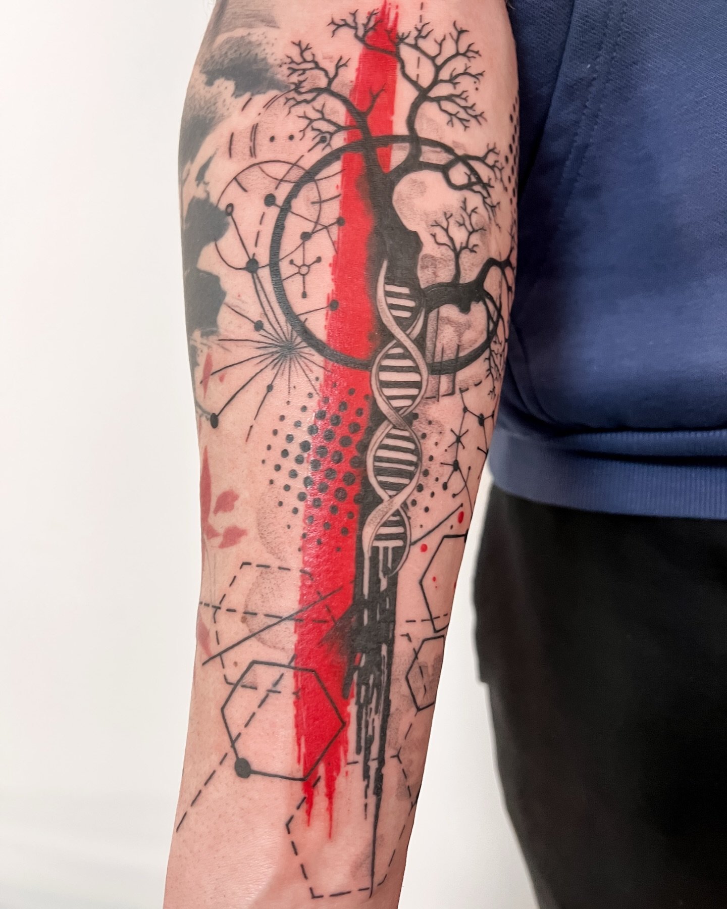 Trash Polka Style. Half Sleeve. Bold Lines. Creative Design. Tattooed by @fernandonunestattooist 

#tattoo #tattooartist #trashpolkatattoo #art #design