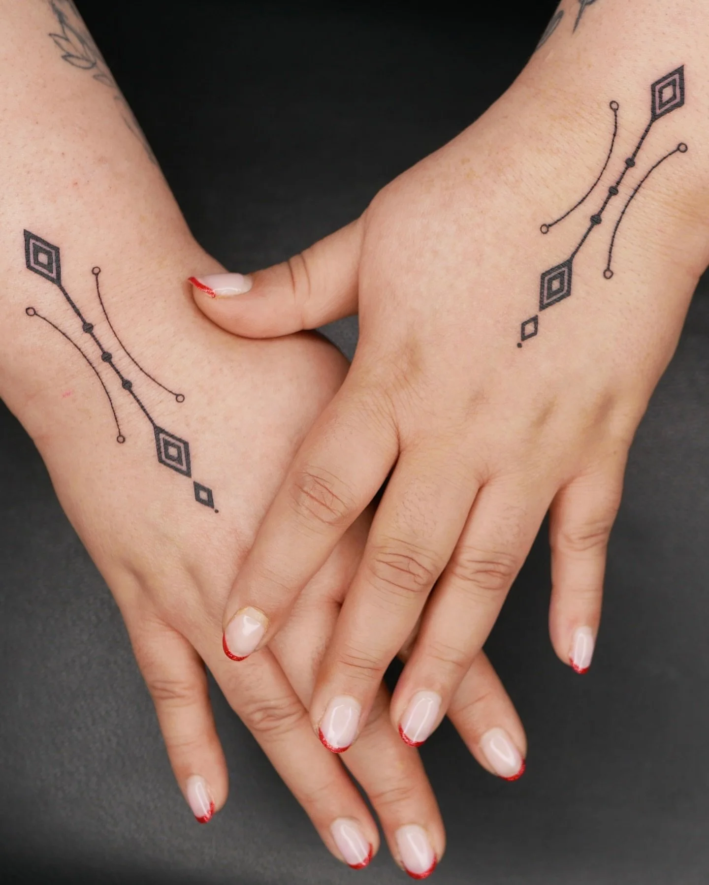 A pair of symmetrical pattern tattoos on the hands by our artist @llama.tattoos ✨