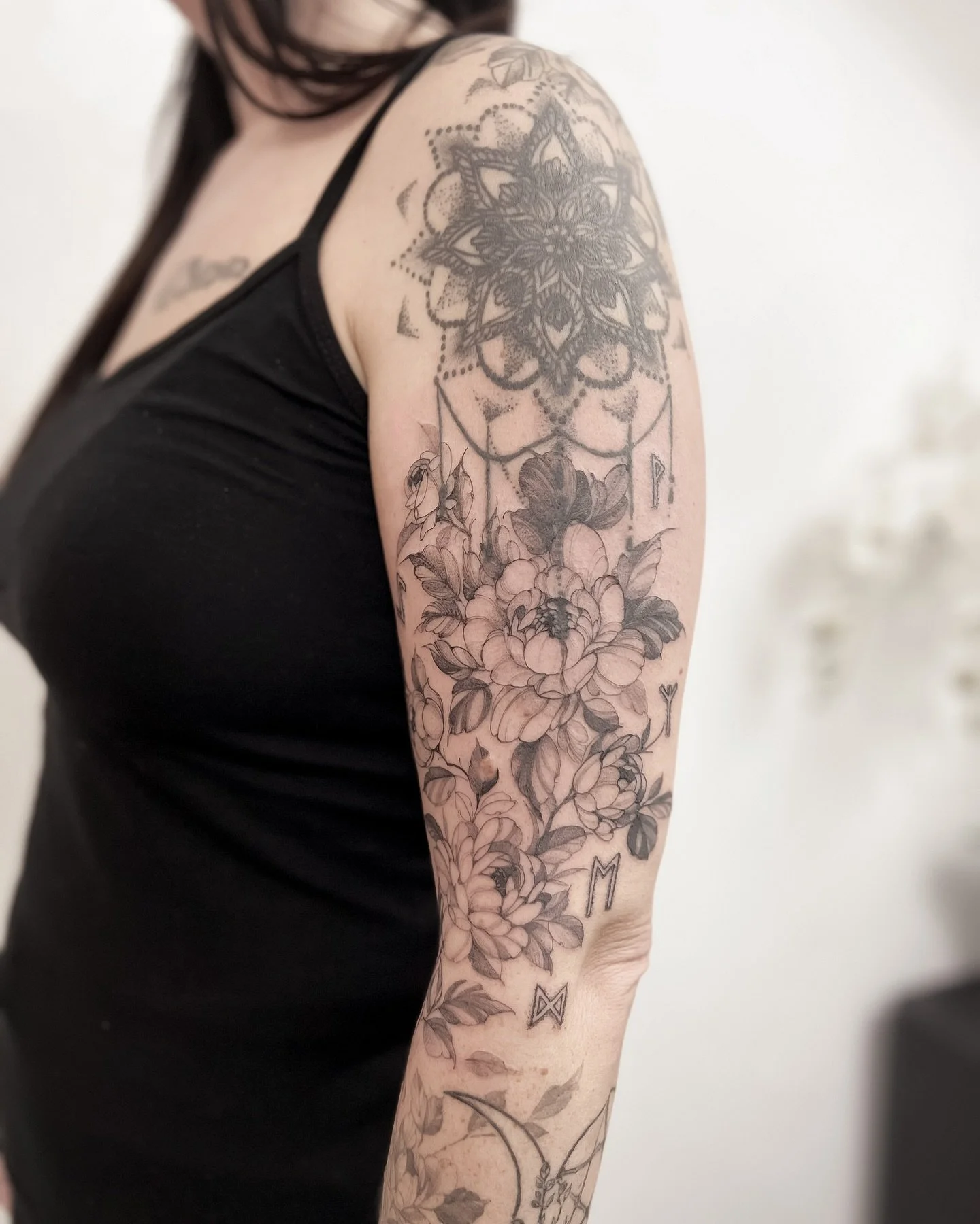 Filling up flowers and runes.
Delicate balance 🌼 
.
#medussatattoostudio #tattooshoplondon #girlytattoo #flowertattoo #claphamjunction