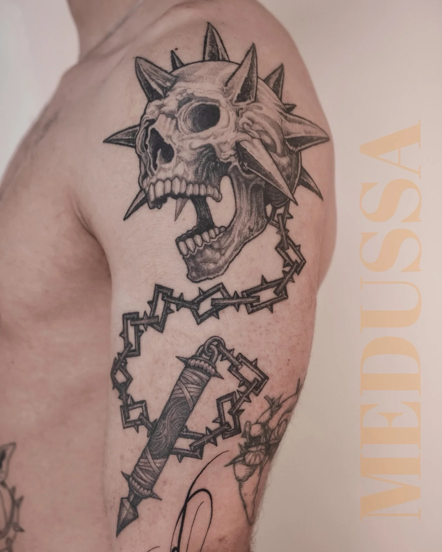 Skull shoulder piece to friend @lessandro.tattoo 

#medussatattoostudio #tattooshoplondon #shouldertattoo #skulltattoo #instadaily