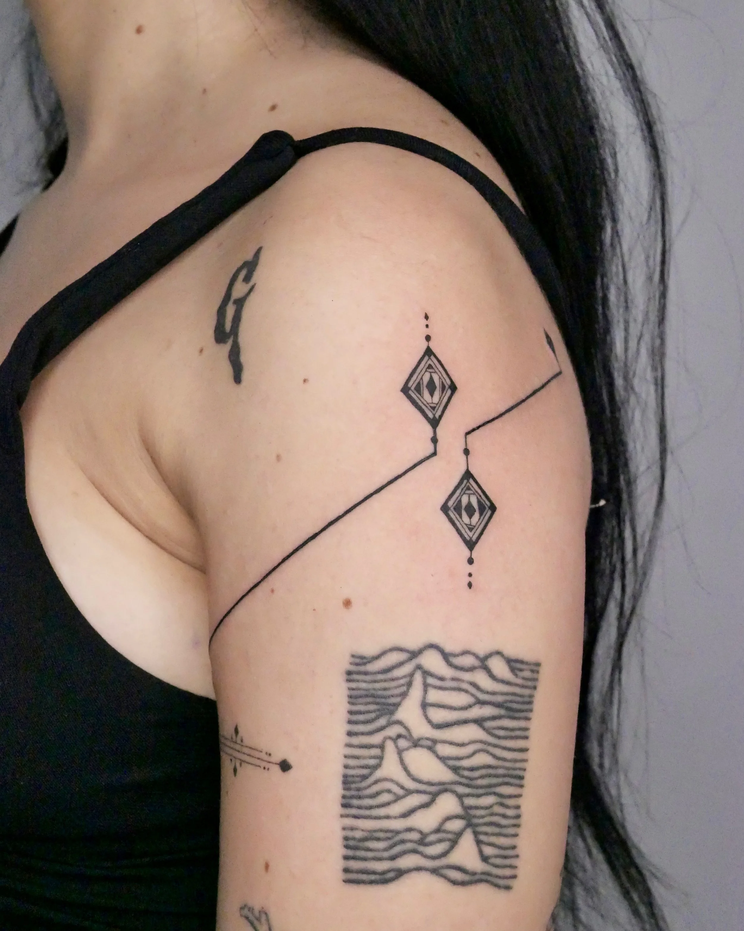 Upper arm cuff by Ellie @llama.tattoos