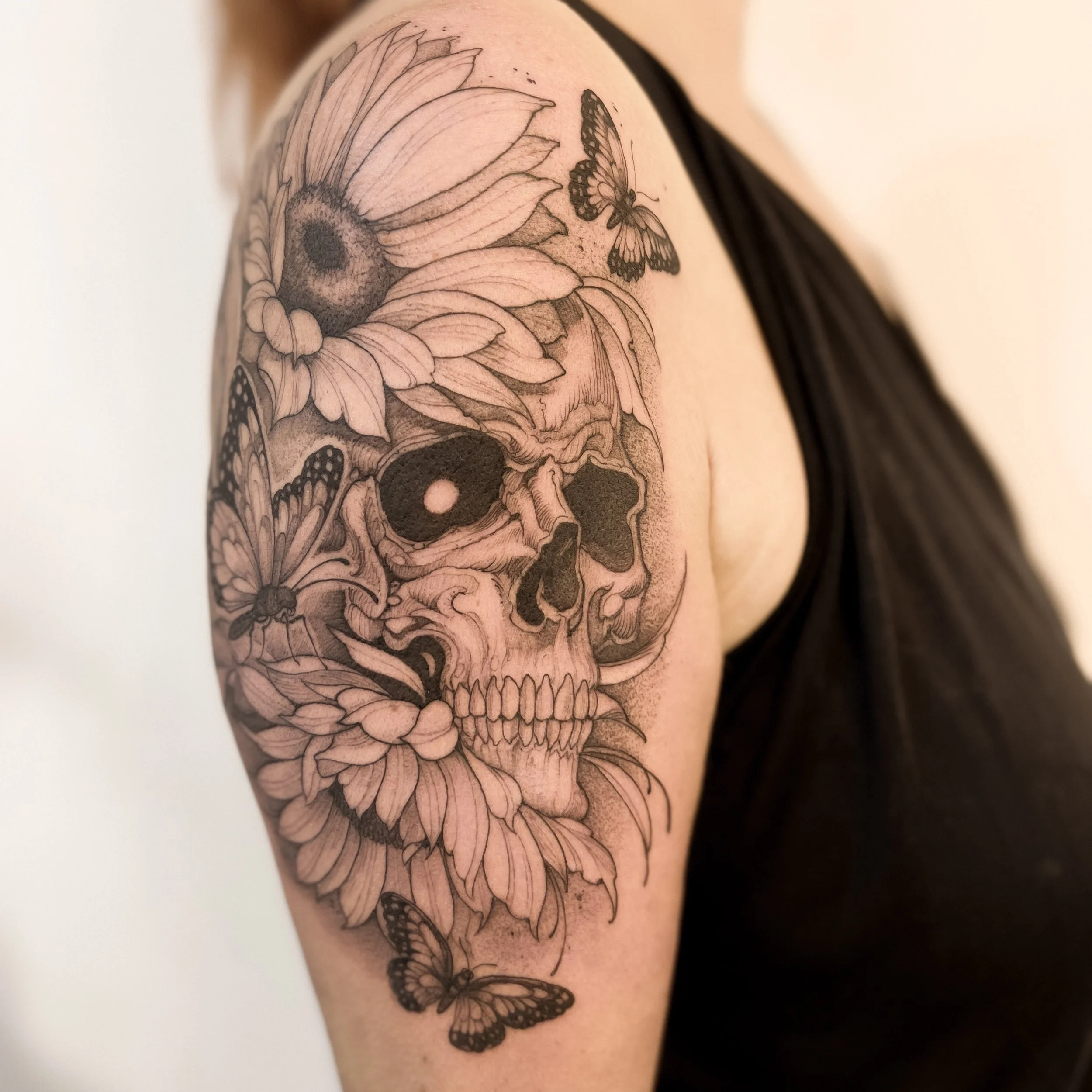 Back to skulls💀 
Very interesting request from Vic.
To celebrate great moments with the ones she love. 🧡 
1st seat 
@fernandonunestattooist 
#fernandonunestattooist #medussatattoostudio #skulltattoo #tattooshop #londontattoo