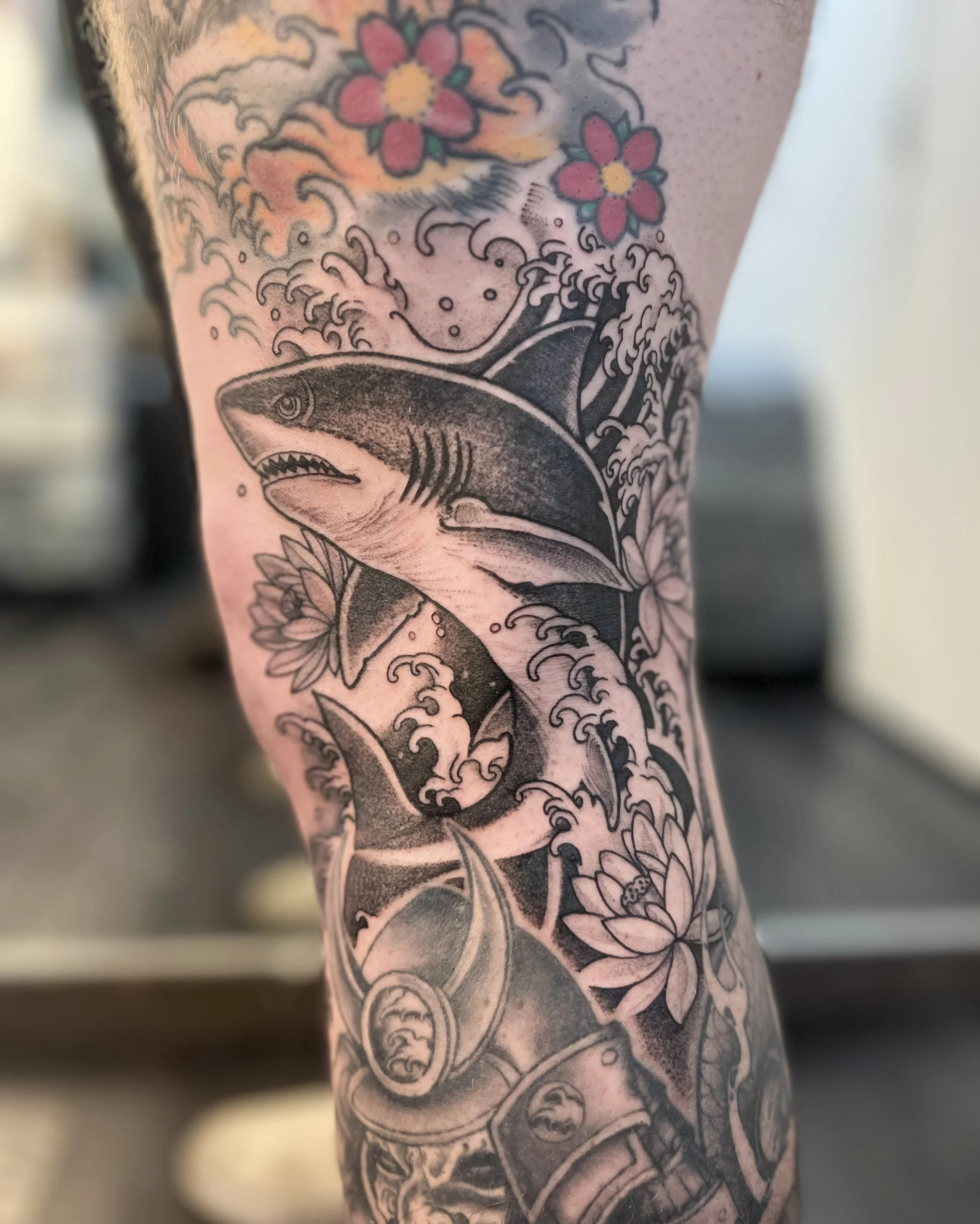 Shark knee, perfect spot.
@fernandonunestattooist