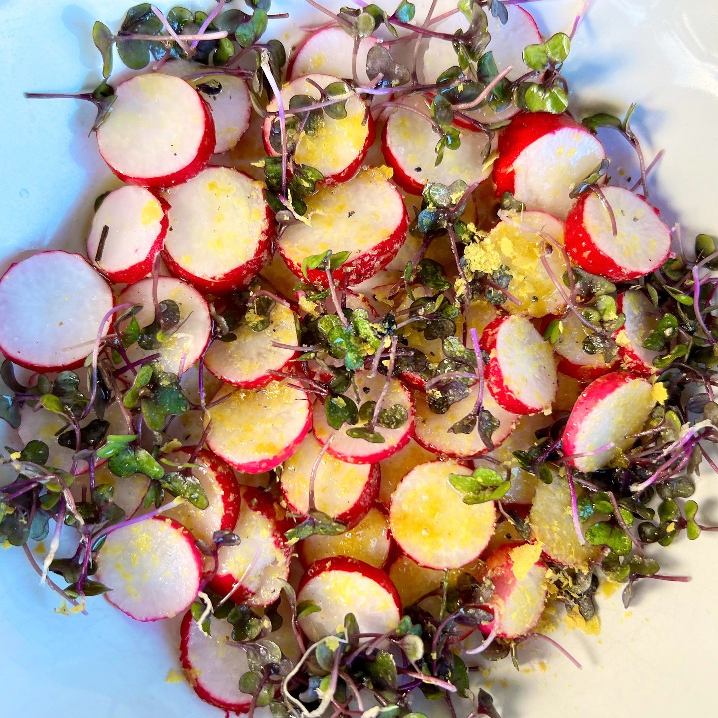 New recipe: fresh radish salad 🌱🍋

This fresh radish salad uses seasonal spring ingredients. It's a simple, refreshing, and nutrient-dense addition to your meals. 

(serves 2-3 as a side dish)

Ingredients:

- sliced radishes (around 15 whole radis