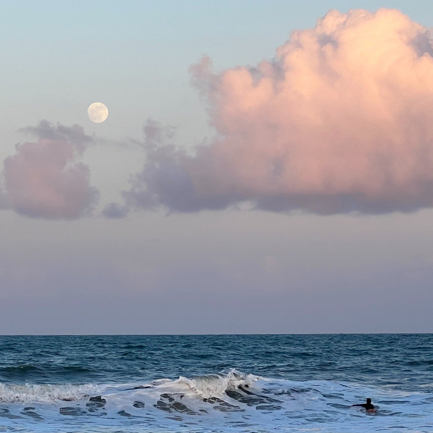 Ideas for great sleep this summer 🌕💤

Here&rsquo;s what you can do to get the sleep you need this summer&hellip;

🌕 reduce screen exposure and darken your home at night: 1-2 hours before bed is essential. Blue light from screens disrupts the body&