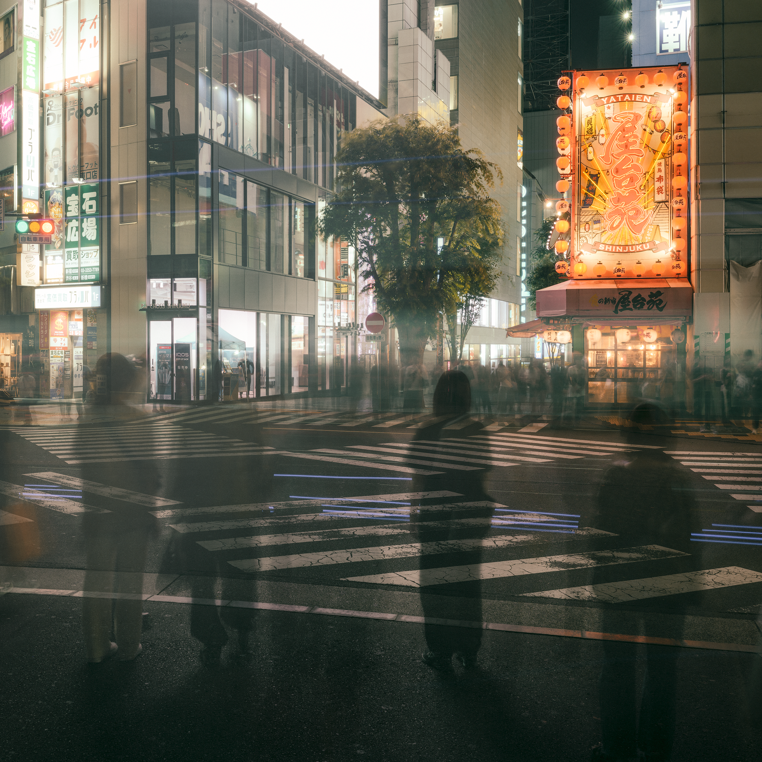 tokyo-night-shinjuku--crowds-long-exposure-scott-reither.png