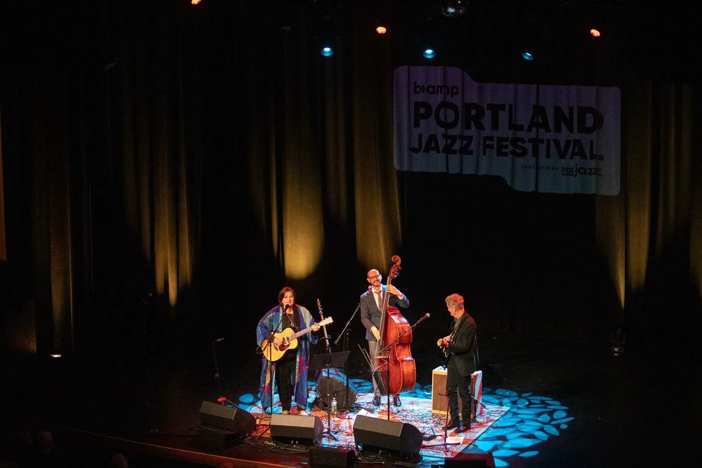 Last night at Revolution Hall, Madeleine Peyroux took the stage as part of the 2026 Biamp Portland Jazz Festival.

With her unmistakable tone and effortless phrasing, she drifted between jazz standards, bluesy ballads, and folk-leaning storytelling, 