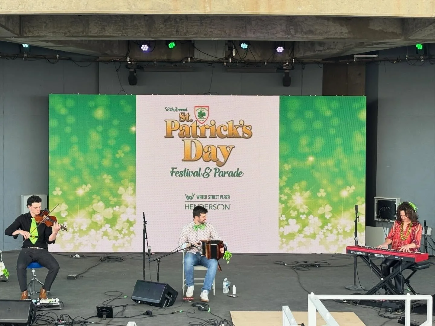 @ceciliamusic4u has us tapping our toes here in the Amphitheater! ☘️🎶🎻🪗🎹