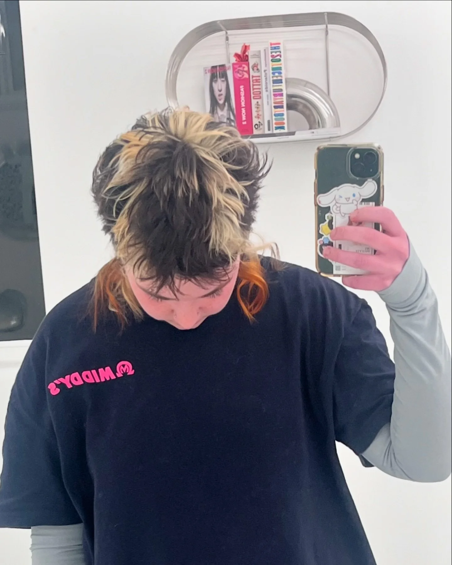 Hang your head in SHAME. More stripes for Ross, brought to you by the letter U. He has big ambitions of connecting this to the cat tail from last time, as this was only a &ldquo;face framing foil&rdquo; ??? Yeah I guess

#melbournehairdresser #wellah