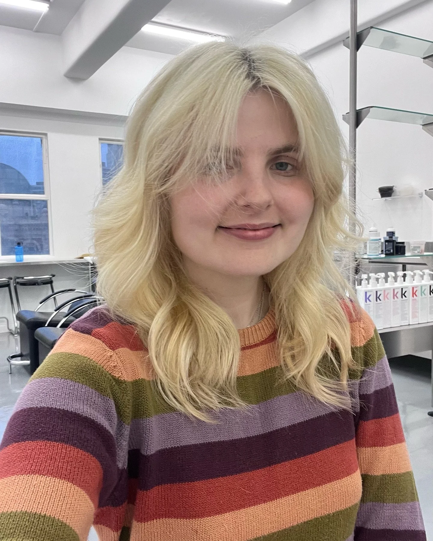 Cut + colour for Annie ☀️ we did the cut on another day she always leaves her colour without roots hahaha 

(Scalp bleach, toner + cut!)

#melbournehairdresser #wellahair #scalpbleach #blonde #layeredhaircut