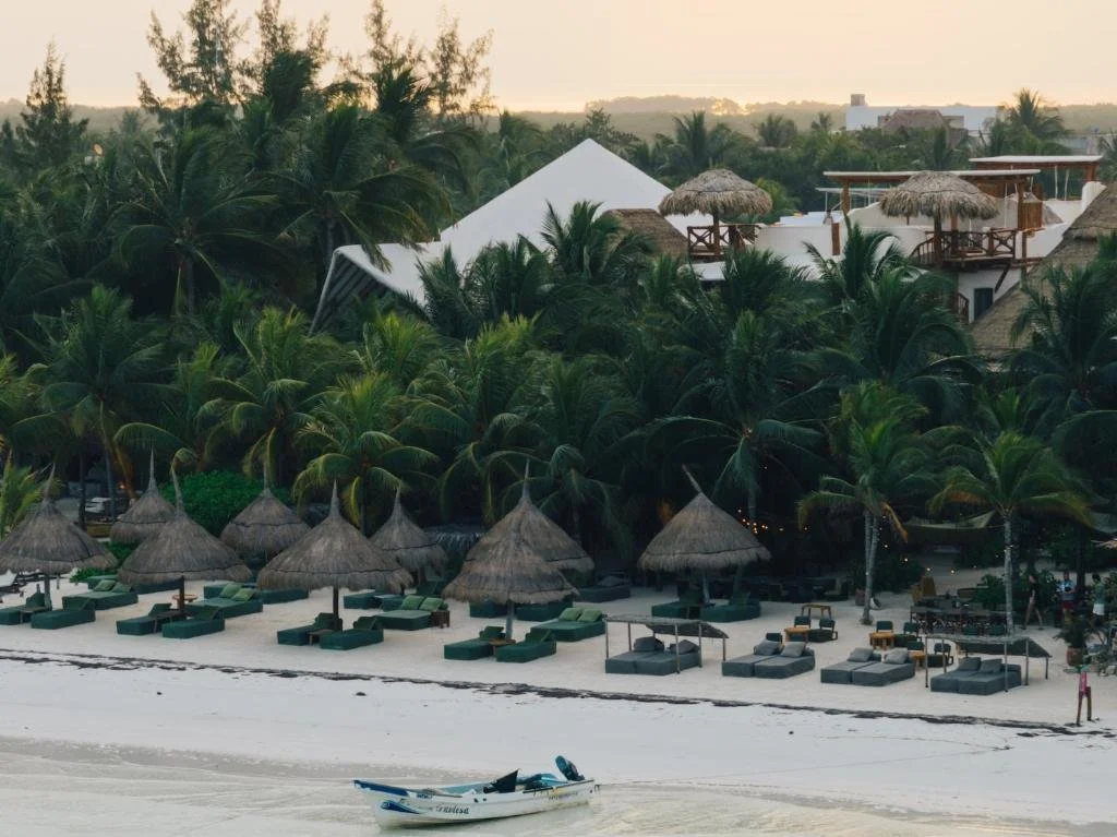 Casa Tortugas at dusk in isla holboz