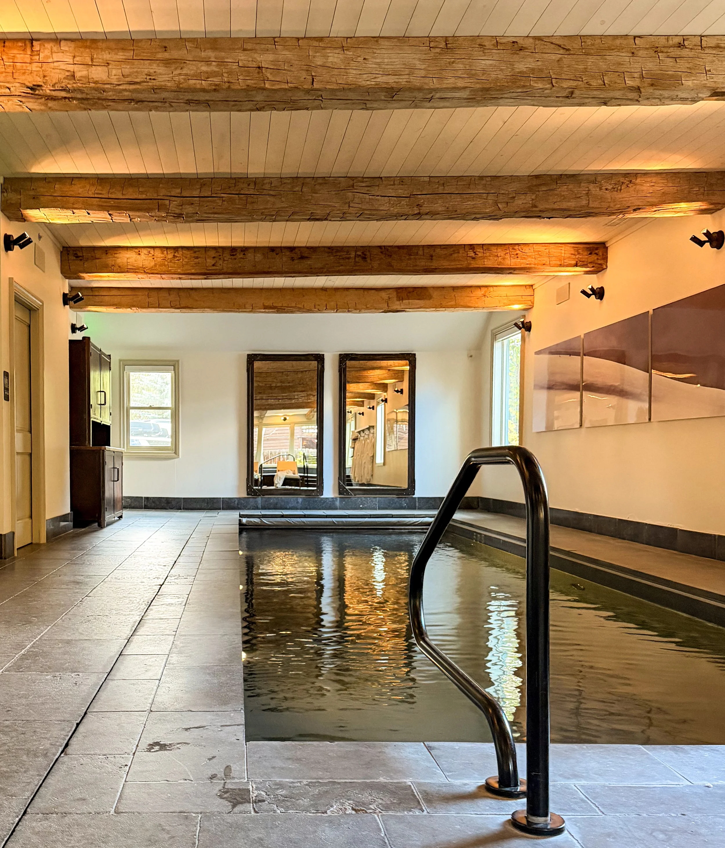 pool at scarp ridge lodge in crested butte