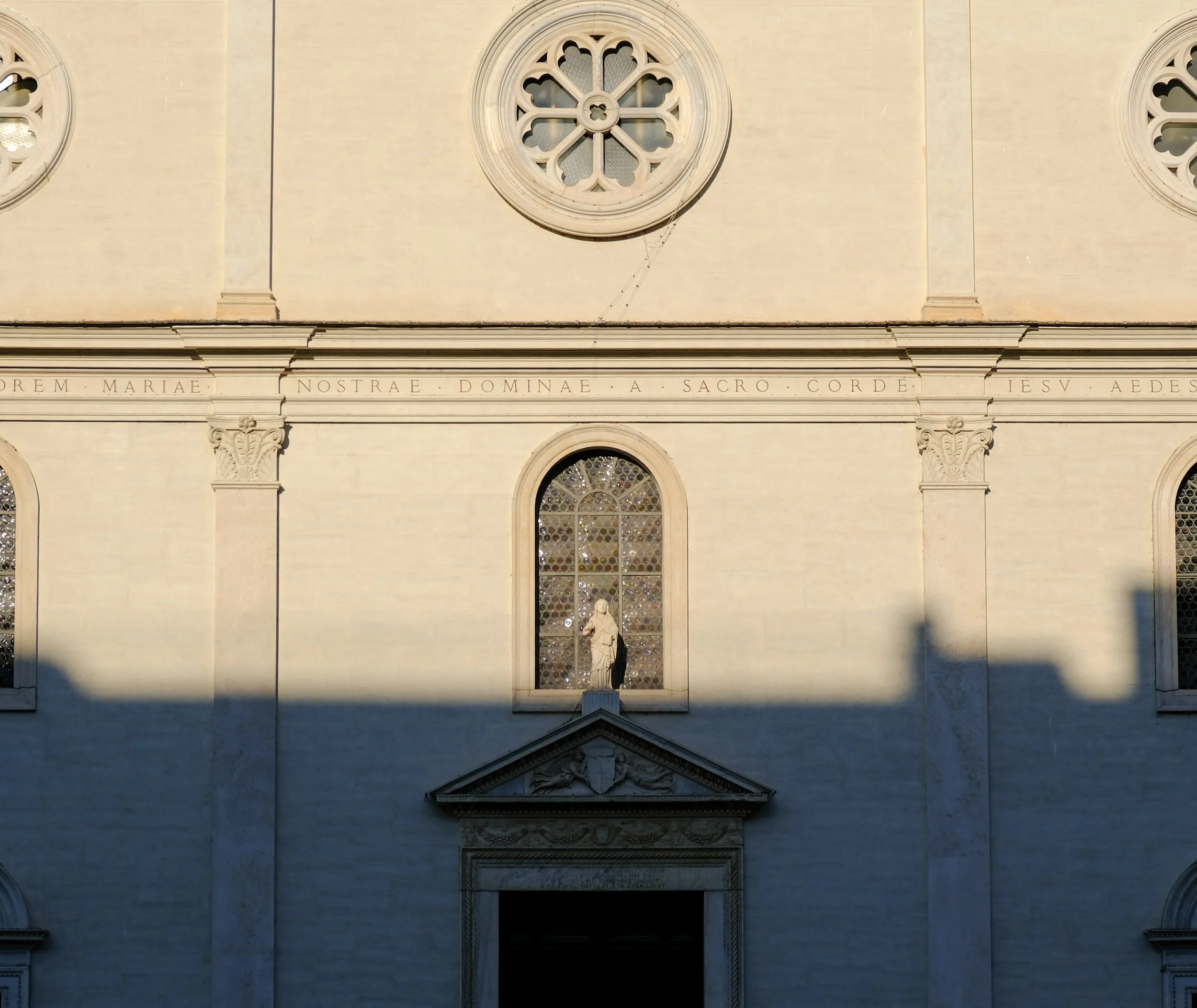 architecture of the pantenon in Rome italy