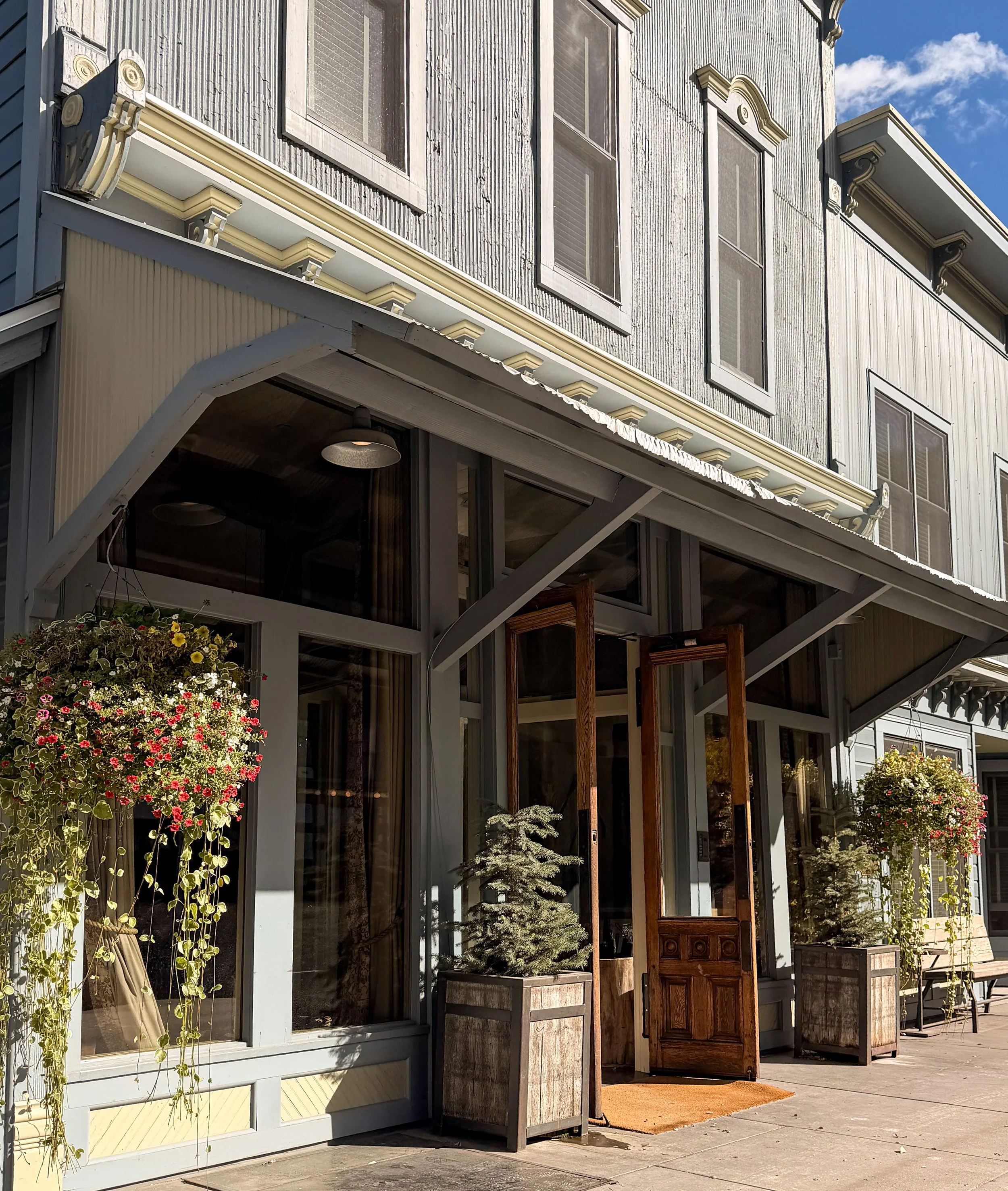 exterior of scarp ridge lodge in crested butte, colorado