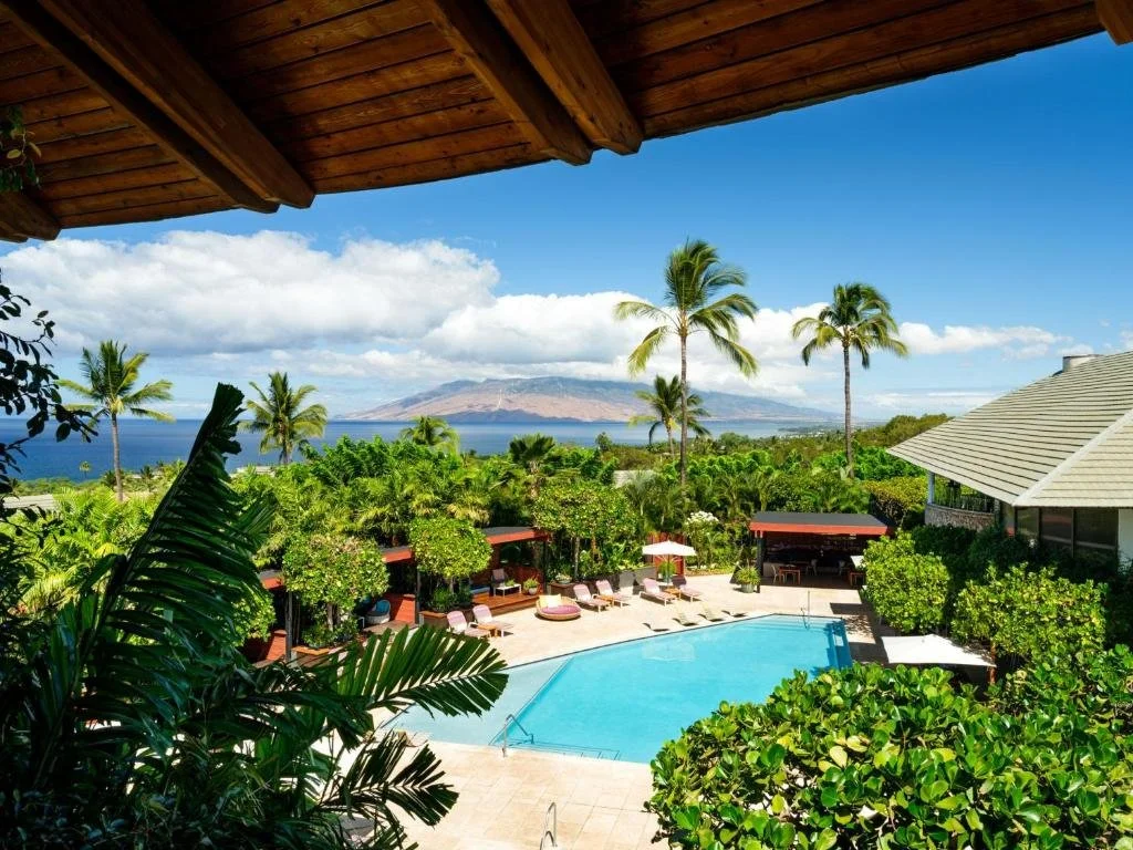 hotel wailea pool overlooking the ocean in maui hawaii