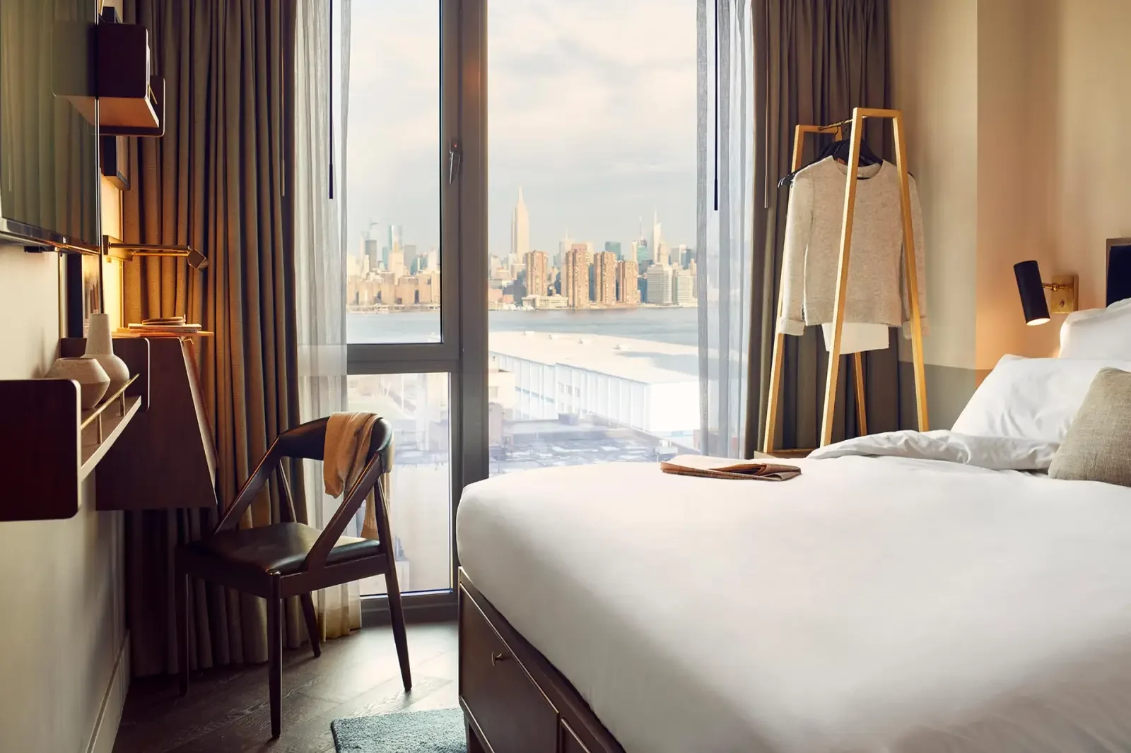 room overlooking manhattan at the hoxton williamsburg