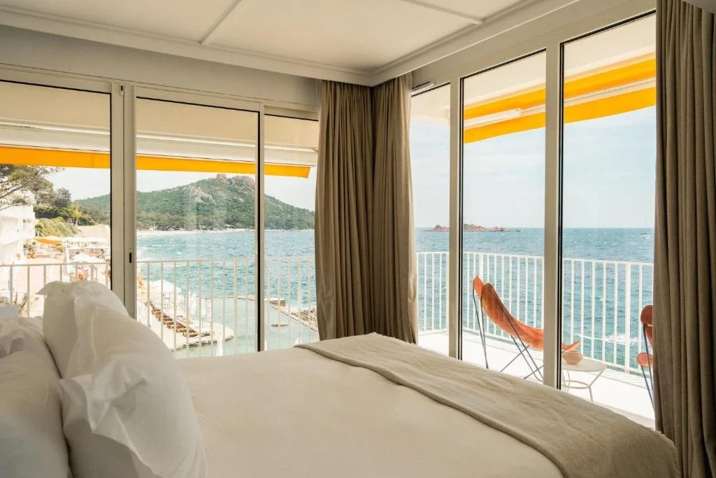 Les Roches Rouges oceanfront room