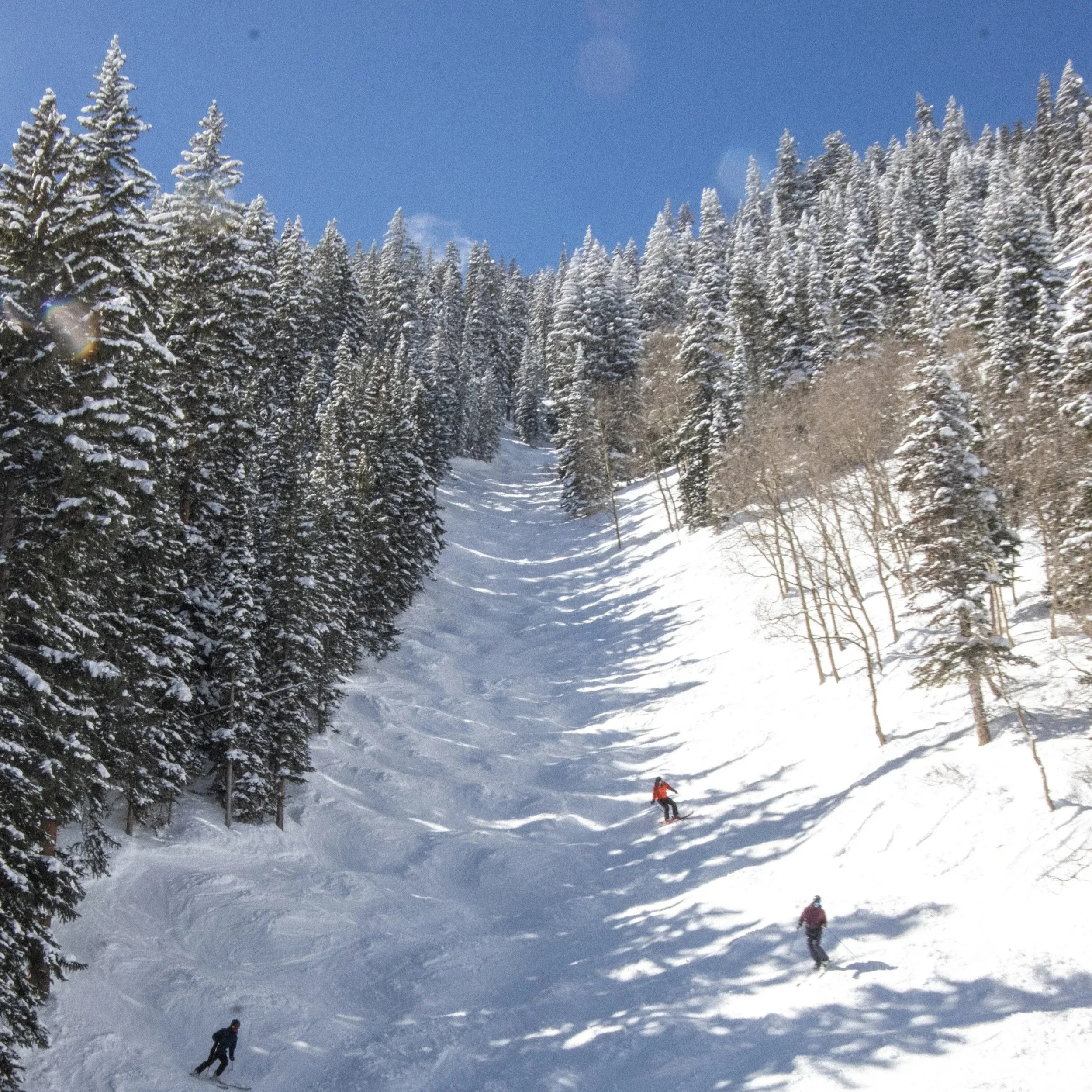 skiers at aspen highlands