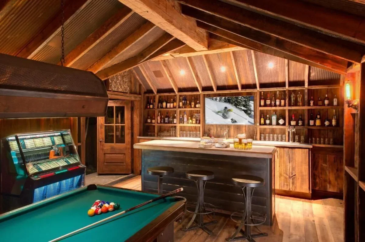 scarp ridge lodge bar in crested butte colorado