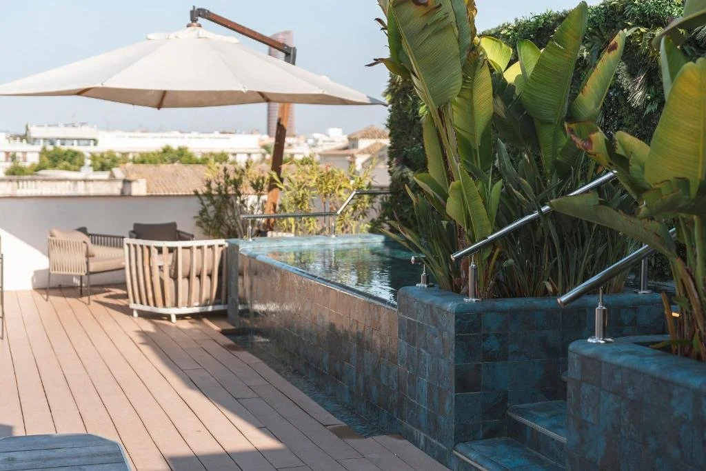 dipping pool on the rooftop of mercer sevilla