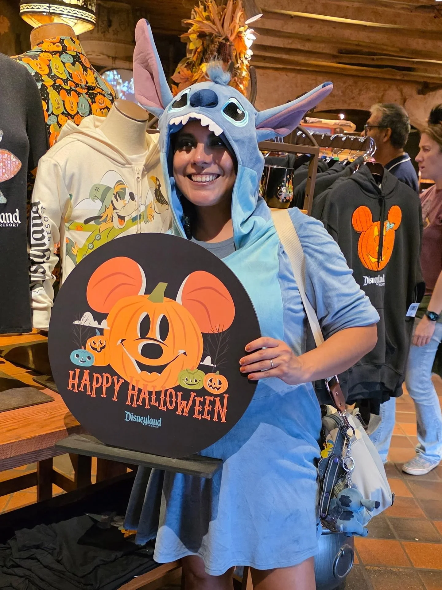 October is one of my favorite times of the year. I love spooky season and dressing up in general. It’s a nice break from adulting and running a business. 
Hope you have a wonderful day and a FUN weekend. 
Lety