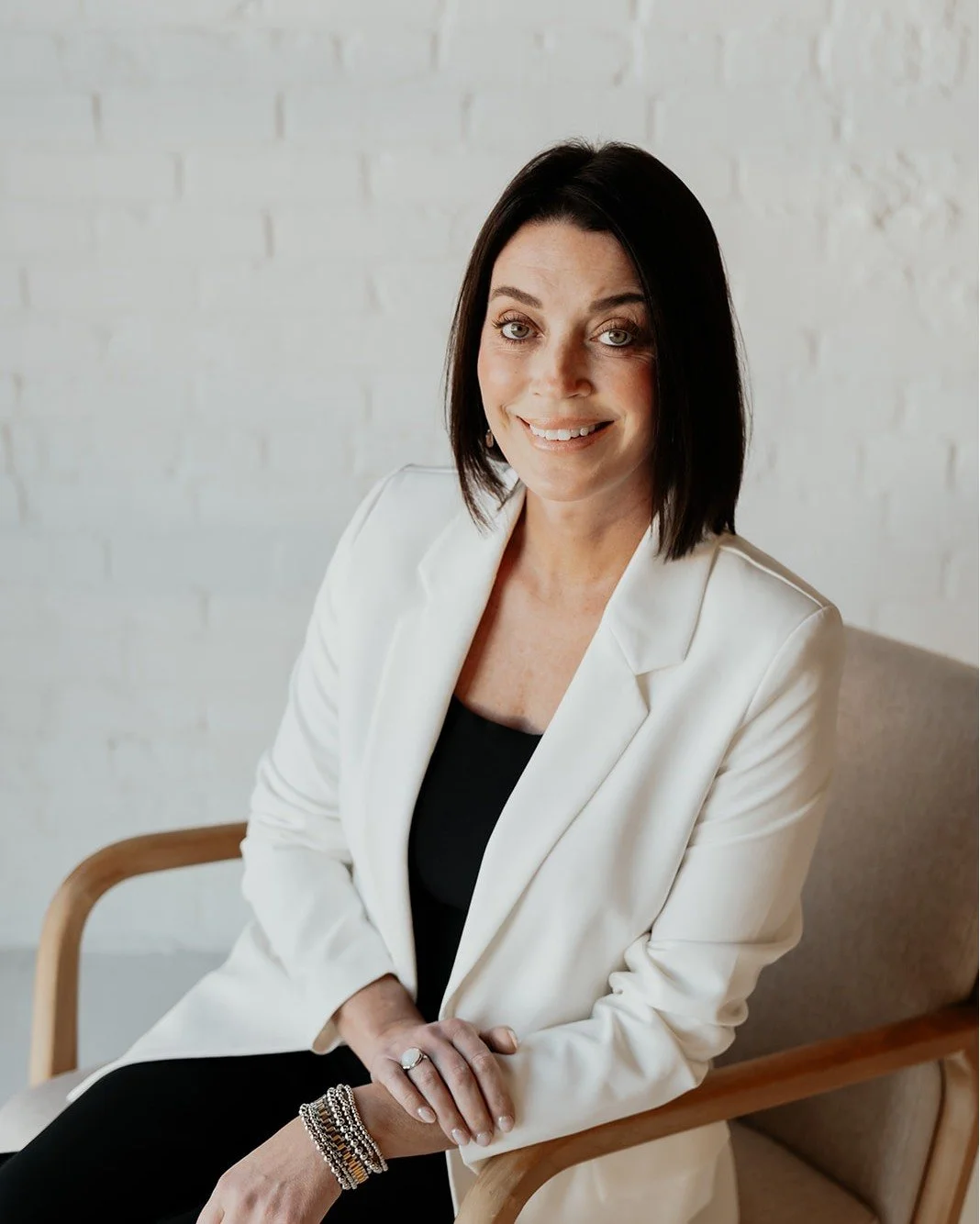 This branding photoshoot for @hey_ashleysurrency  at @opalbaystudio had the best vibe! It was the perfect mix of professional and cozy. Both of these things are SO important when you are trying to connect with people that are looking for a new place 