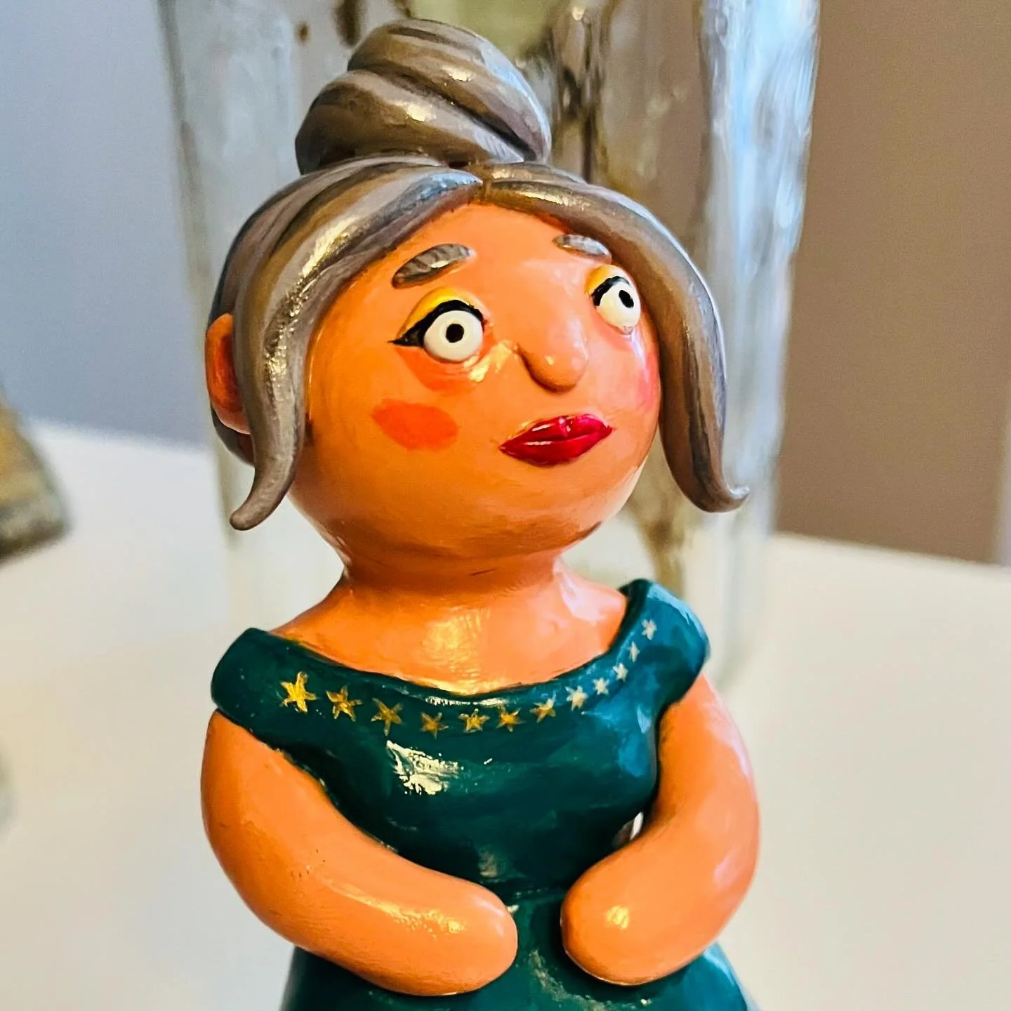 Part 2 of 4 ✨

Wise woman. 

This is a series of four commissioned sculptures I made for a therapist to make her Sandplay Therapy sculpture collection more gender inclusive. In Sandplay, the participant chooses figures from a wide selection of object