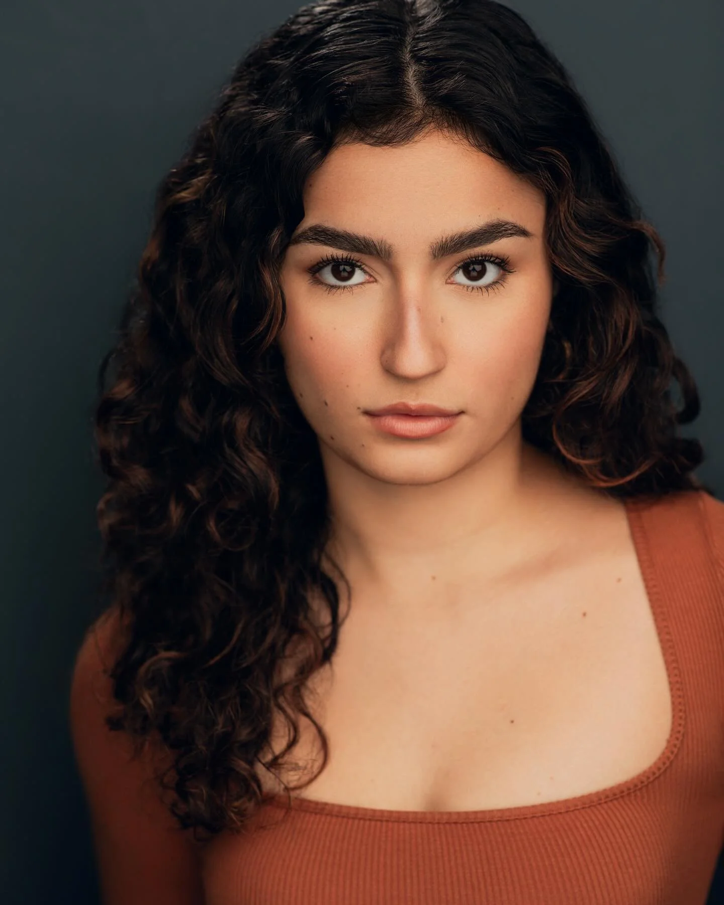 bueno bueno happy to announce new headshots, senior showcase, reels, y website done! check everything out en el link de mi bio😋🫶