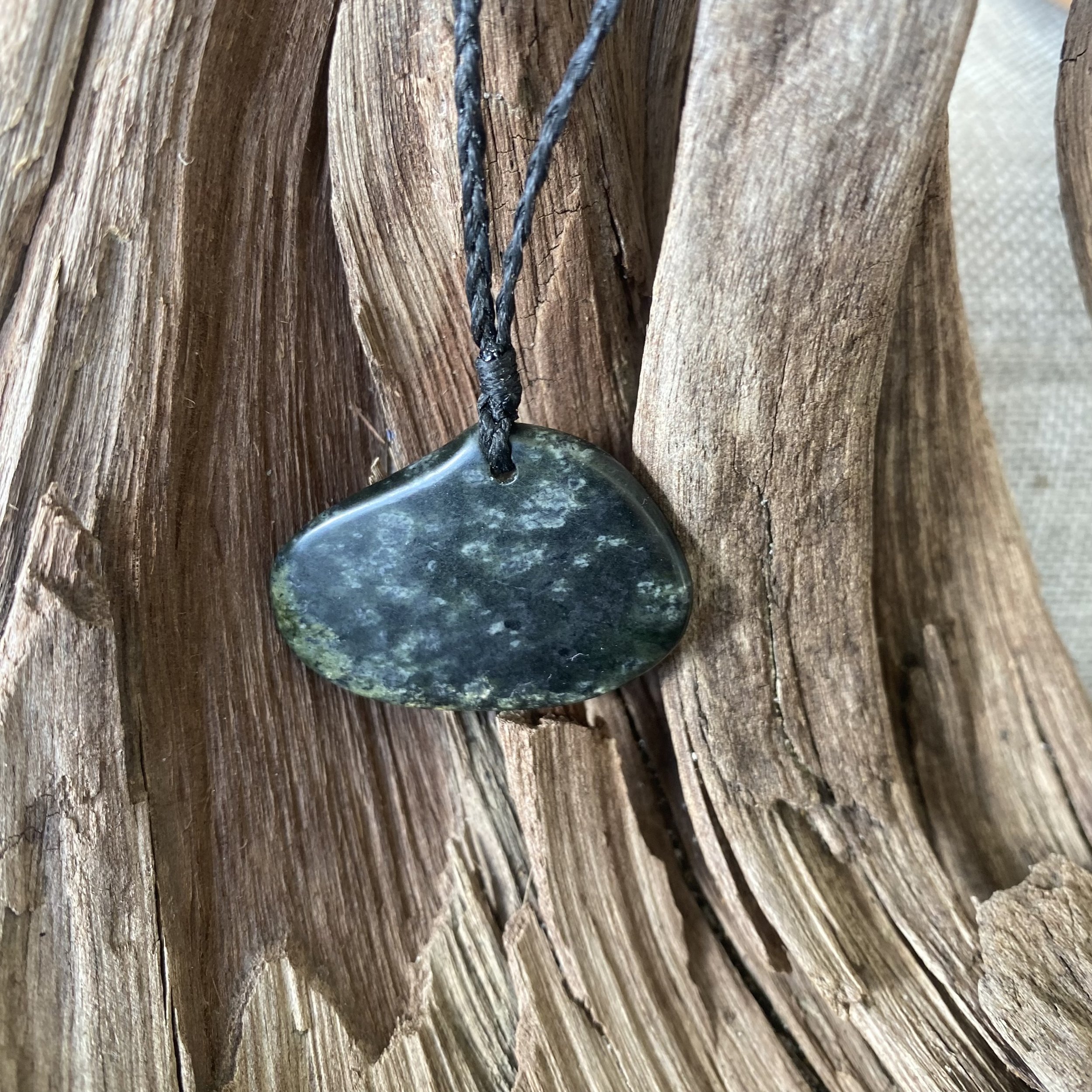 IInspired by the fleeting traces left by tuatua beneath the sand after the tide recedes.