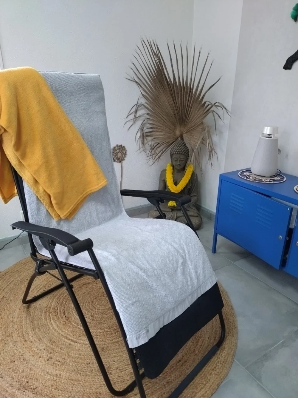 Photo du fauteuil transat servant à la réflexologie plantaire, lieu cosi et rassurant qui incite à la détente.