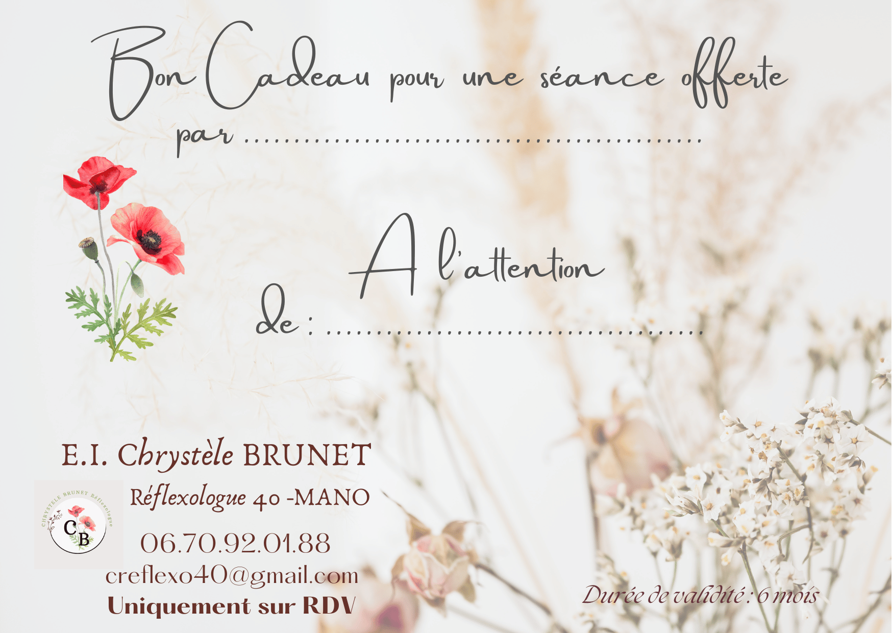 Une carte cadeau avec des fleurs en arrière-plan. Texte indiquant un cadeau pour une séance offerte par une réflexologue, avec les détails de contact et une durée de validité de six mois.